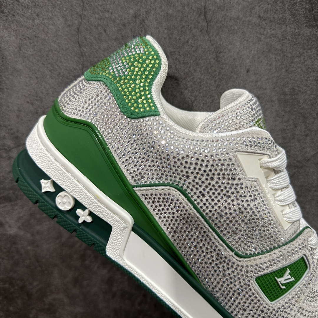 图片[7]-【YS纯原】广奢高端货 LOUIS VUITTON LV Trainer钻鞋｜低帮奢华板鞋灰绿钻鞋 ✦LV Trainer系列高阶版本，满钻设计吸睛度拉满 ✦手工镶嵌水钻，排列紧密，光泽度通透不廉价 ✦鞋面采用头层小牛皮＋钻面组合，质感高级 ✦原楦型开发，鞋型挺拔，上脚显脚小 ✦私模TPU组合厚底，稳定缓震，行走舒适 ✦细节对版，完成度高 ✦专柜级包装＋配件齐全 ✦舞台/夜场/穿搭炸街首选 尺码：39–45-选品中心