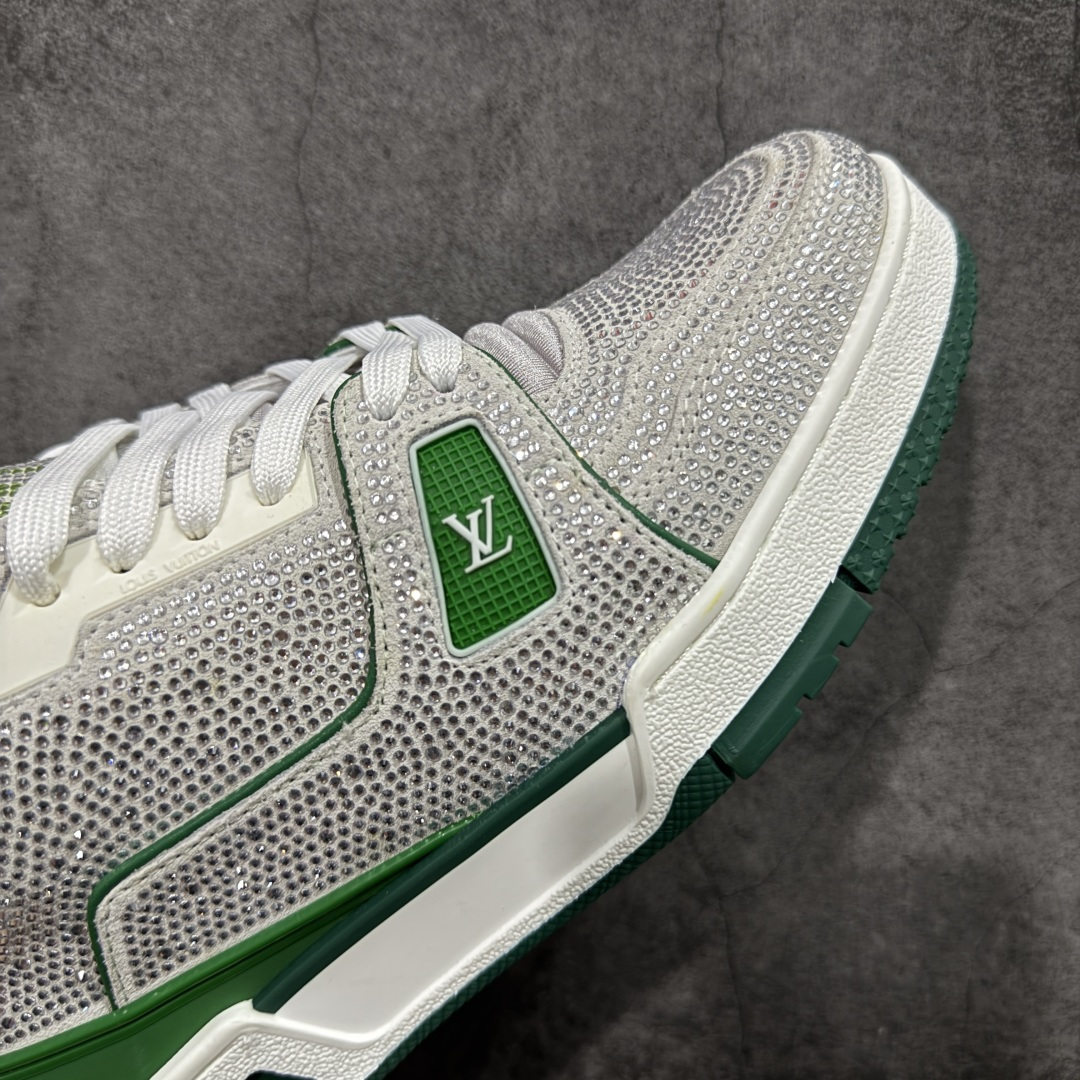 图片[6]-【YS纯原】广奢高端货 LOUIS VUITTON LV Trainer钻鞋｜低帮奢华板鞋灰绿钻鞋 ✦LV Trainer系列高阶版本，满钻设计吸睛度拉满 ✦手工镶嵌水钻，排列紧密，光泽度通透不廉价 ✦鞋面采用头层小牛皮＋钻面组合，质感高级 ✦原楦型开发，鞋型挺拔，上脚显脚小 ✦私模TPU组合厚底，稳定缓震，行走舒适 ✦细节对版，完成度高 ✦专柜级包装＋配件齐全 ✦舞台/夜场/穿搭炸街首选 尺码：39–45-选品中心