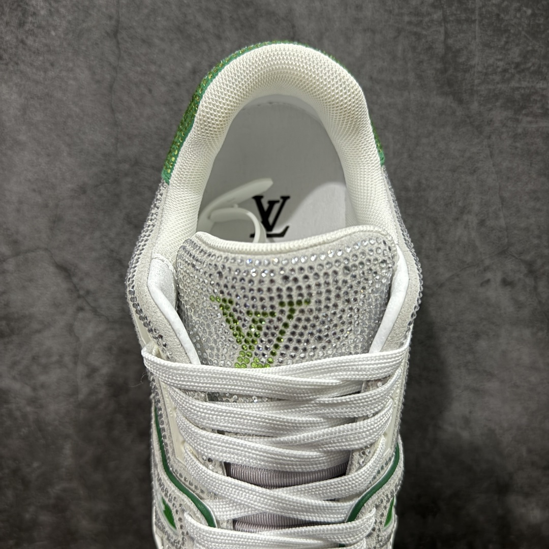 图片[8]-【YS纯原】广奢高端货 LOUIS VUITTON LV Trainer钻鞋｜低帮奢华板鞋灰绿钻鞋 ✦LV Trainer系列高阶版本，满钻设计吸睛度拉满 ✦手工镶嵌水钻，排列紧密，光泽度通透不廉价 ✦鞋面采用头层小牛皮＋钻面组合，质感高级 ✦原楦型开发，鞋型挺拔，上脚显脚小 ✦私模TPU组合厚底，稳定缓震，行走舒适 ✦细节对版，完成度高 ✦专柜级包装＋配件齐全 ✦舞台/夜场/穿搭炸街首选 尺码：39–45-选品中心