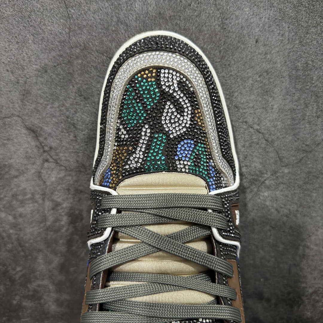 图片[5]-【YS纯原】广奢高端货 LOUIS VUITTON LV Trainer钻鞋｜低帮奢华板鞋绿棕钻鞋 ✦LV Trainer系列高阶版本，满钻设计吸睛度拉满 ✦手工镶嵌水钻，排列紧密，光泽度通透不廉价 ✦鞋面采用头层小牛皮＋钻面组合，质感高级 ✦原楦型开发，鞋型挺拔，上脚显脚小 ✦私模TPU组合厚底，稳定缓震，行走舒适 ✦细节对版，完成度高 ✦专柜级包装＋配件齐全 ✦舞台/夜场/穿搭炸街首选 尺码：39–45-选品中心