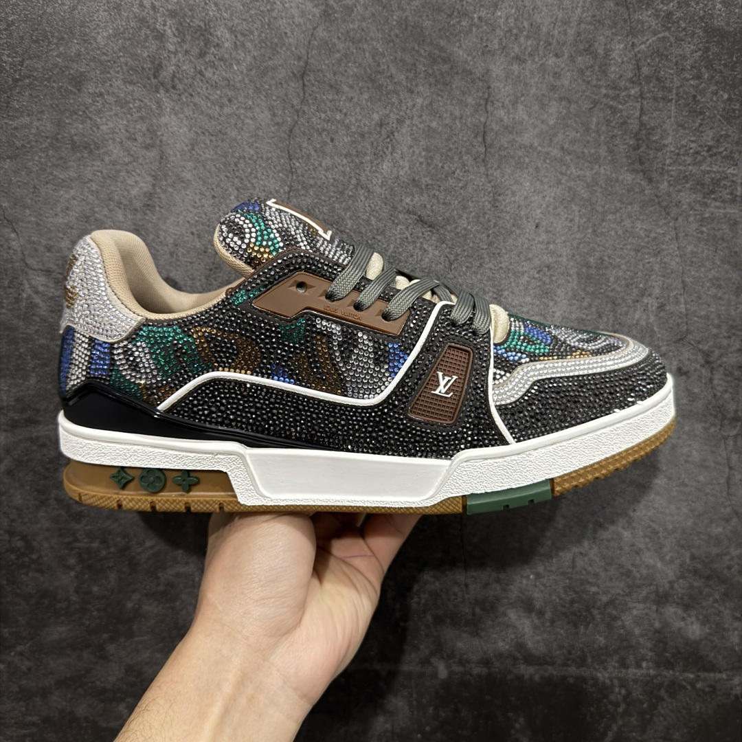 【YS纯原】广奢高端货 LOUIS VUITTON LV Trainer钻鞋｜低帮奢华板鞋绿棕钻鞋 ✦LV Trainer系列高阶版本，满钻设计吸睛度拉满 ✦手工镶嵌水钻，排列紧密，光泽度通透不廉价 ✦鞋面采用头层小牛皮＋钻面组合，质感高级 ✦原楦型开发，鞋型挺拔，上脚显脚小 ✦私模TPU组合厚底，稳定缓震，行走舒适 ✦细节对版，完成度高 ✦专柜级包装＋配件齐全 ✦舞台/夜场/穿搭炸街首选 尺码：39–45-选品中心