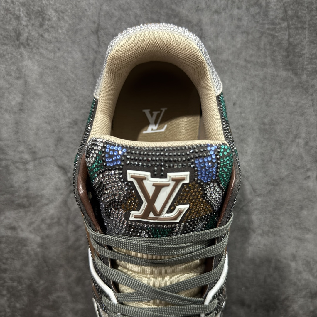 图片[8]-【YS纯原】广奢高端货 LOUIS VUITTON LV Trainer钻鞋｜低帮奢华板鞋绿棕钻鞋 ✦LV Trainer系列高阶版本，满钻设计吸睛度拉满 ✦手工镶嵌水钻，排列紧密，光泽度通透不廉价 ✦鞋面采用头层小牛皮＋钻面组合，质感高级 ✦原楦型开发，鞋型挺拔，上脚显脚小 ✦私模TPU组合厚底，稳定缓震，行走舒适 ✦细节对版，完成度高 ✦专柜级包装＋配件齐全 ✦舞台/夜场/穿搭炸街首选 尺码：39–45-选品中心