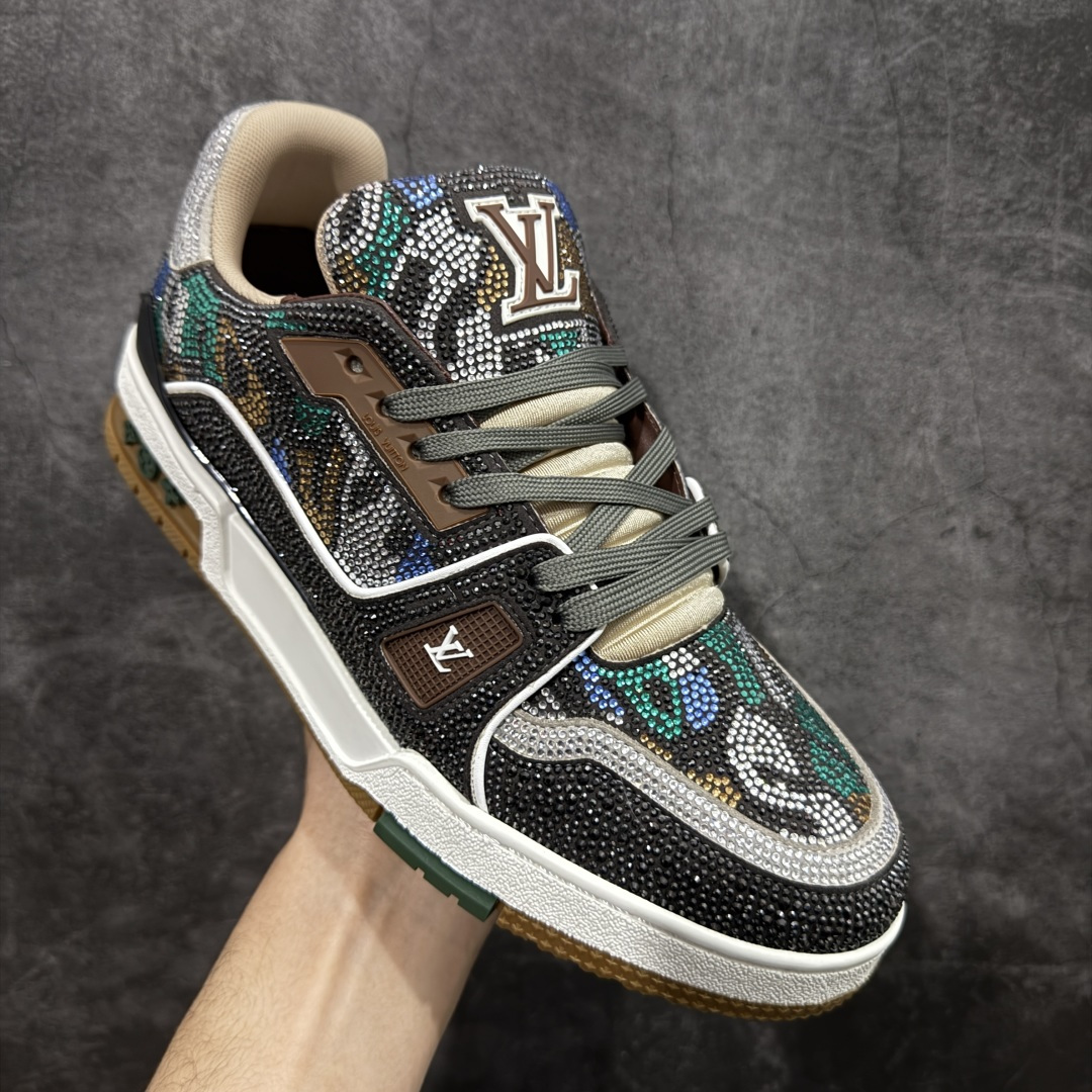 图片[3]-【YS纯原】广奢高端货 LOUIS VUITTON LV Trainer钻鞋｜低帮奢华板鞋绿棕钻鞋 ✦LV Trainer系列高阶版本，满钻设计吸睛度拉满 ✦手工镶嵌水钻，排列紧密，光泽度通透不廉价 ✦鞋面采用头层小牛皮＋钻面组合，质感高级 ✦原楦型开发，鞋型挺拔，上脚显脚小 ✦私模TPU组合厚底，稳定缓震，行走舒适 ✦细节对版，完成度高 ✦专柜级包装＋配件齐全 ✦舞台/夜场/穿搭炸街首选 尺码：39–45-选品中心