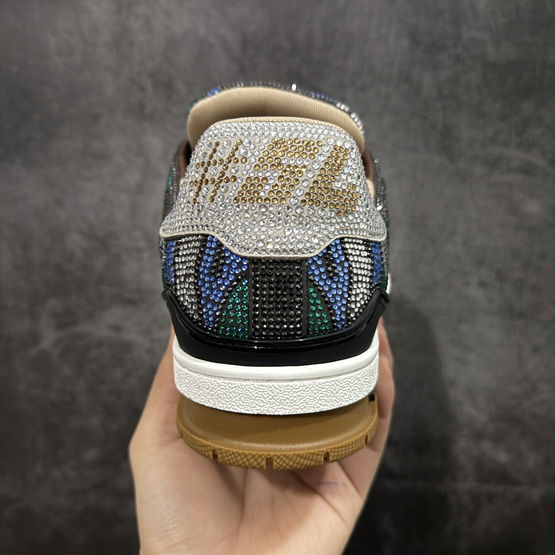 图片[4]-【YS纯原】广奢高端货 LOUIS VUITTON LV Trainer钻鞋｜低帮奢华板鞋绿棕钻鞋 ✦LV Trainer系列高阶版本，满钻设计吸睛度拉满 ✦手工镶嵌水钻，排列紧密，光泽度通透不廉价 ✦鞋面采用头层小牛皮＋钻面组合，质感高级 ✦原楦型开发，鞋型挺拔，上脚显脚小 ✦私模TPU组合厚底，稳定缓震，行走舒适 ✦细节对版，完成度高 ✦专柜级包装＋配件齐全 ✦舞台/夜场/穿搭炸街首选 尺码：39–45-选品中心