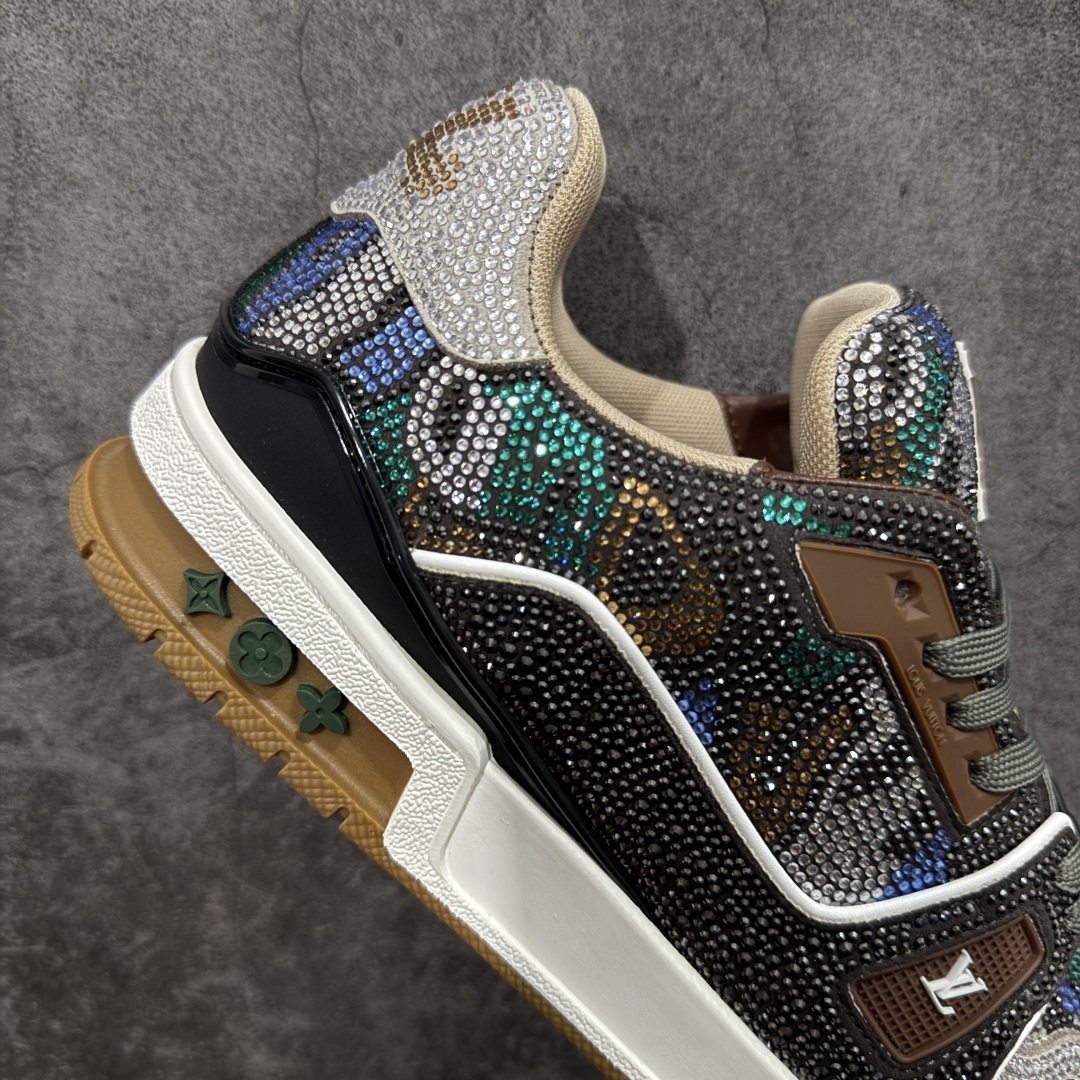 图片[7]-【YS纯原】广奢高端货 LOUIS VUITTON LV Trainer钻鞋｜低帮奢华板鞋绿棕钻鞋 ✦LV Trainer系列高阶版本，满钻设计吸睛度拉满 ✦手工镶嵌水钻，排列紧密，光泽度通透不廉价 ✦鞋面采用头层小牛皮＋钻面组合，质感高级 ✦原楦型开发，鞋型挺拔，上脚显脚小 ✦私模TPU组合厚底，稳定缓震，行走舒适 ✦细节对版，完成度高 ✦专柜级包装＋配件齐全 ✦舞台/夜场/穿搭炸街首选 尺码：39–45-选品中心