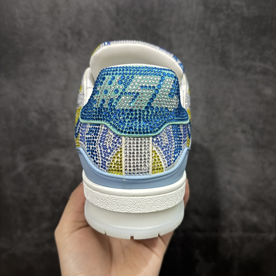 图片[4]-【YS纯原】广奢高端货 LOUIS VUITTON LV Trainer钻鞋｜低帮奢华板鞋灰蓝钻鞋 ✦LV Trainer系列高阶版本，满钻设计吸睛度拉满 ✦手工镶嵌水钻，排列紧密，光泽度通透不廉价 ✦鞋面采用头层小牛皮＋钻面组合，质感高级 ✦原楦型开发，鞋型挺拔，上脚显脚小 ✦私模TPU组合厚底，稳定缓震，行走舒适 ✦细节对版，完成度高 ✦专柜级包装＋配件齐全 ✦舞台/夜场/穿搭炸街首选 尺码：39–45-选品中心