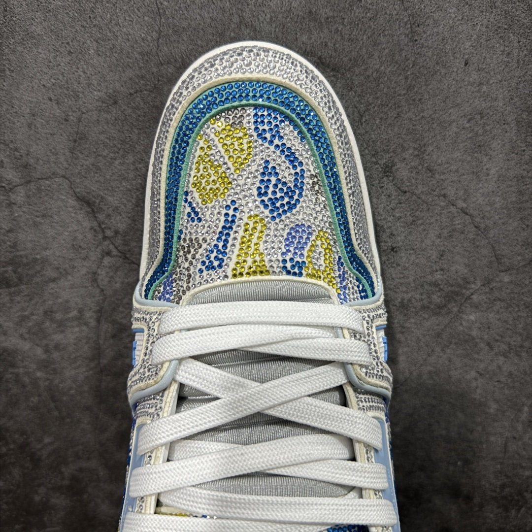 图片[5]-【YS纯原】广奢高端货 LOUIS VUITTON LV Trainer钻鞋｜低帮奢华板鞋灰蓝钻鞋 ✦LV Trainer系列高阶版本，满钻设计吸睛度拉满 ✦手工镶嵌水钻，排列紧密，光泽度通透不廉价 ✦鞋面采用头层小牛皮＋钻面组合，质感高级 ✦原楦型开发，鞋型挺拔，上脚显脚小 ✦私模TPU组合厚底，稳定缓震，行走舒适 ✦细节对版，完成度高 ✦专柜级包装＋配件齐全 ✦舞台/夜场/穿搭炸街首选 尺码：39–45-选品中心