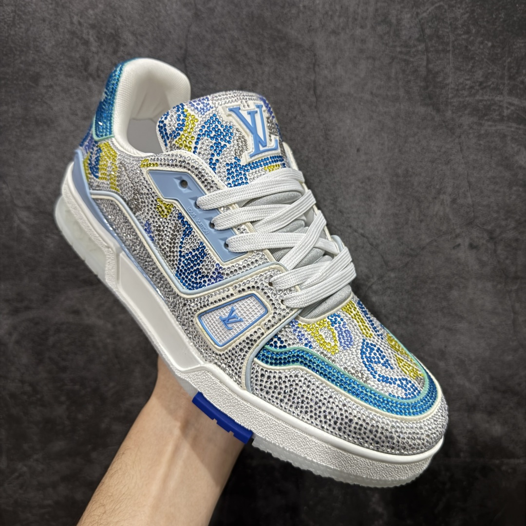 图片[3]-【YS纯原】广奢高端货 LOUIS VUITTON LV Trainer钻鞋｜低帮奢华板鞋灰蓝钻鞋 ✦LV Trainer系列高阶版本，满钻设计吸睛度拉满 ✦手工镶嵌水钻，排列紧密，光泽度通透不廉价 ✦鞋面采用头层小牛皮＋钻面组合，质感高级 ✦原楦型开发，鞋型挺拔，上脚显脚小 ✦私模TPU组合厚底，稳定缓震，行走舒适 ✦细节对版，完成度高 ✦专柜级包装＋配件齐全 ✦舞台/夜场/穿搭炸街首选 尺码：39–45-选品中心
