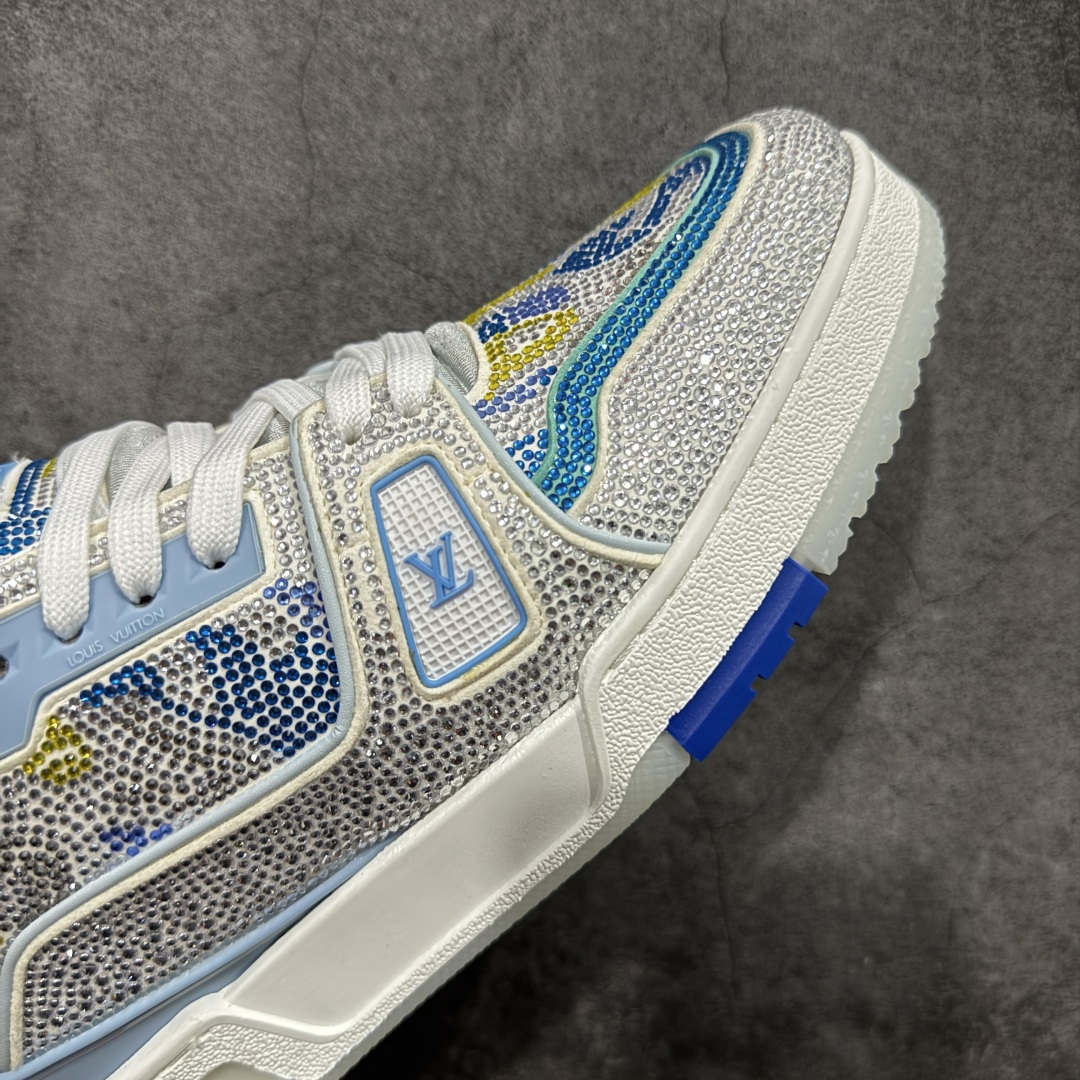 图片[6]-【YS纯原】广奢高端货 LOUIS VUITTON LV Trainer钻鞋｜低帮奢华板鞋灰蓝钻鞋 ✦LV Trainer系列高阶版本，满钻设计吸睛度拉满 ✦手工镶嵌水钻，排列紧密，光泽度通透不廉价 ✦鞋面采用头层小牛皮＋钻面组合，质感高级 ✦原楦型开发，鞋型挺拔，上脚显脚小 ✦私模TPU组合厚底，稳定缓震，行走舒适 ✦细节对版，完成度高 ✦专柜级包装＋配件齐全 ✦舞台/夜场/穿搭炸街首选 尺码：39–45-选品中心