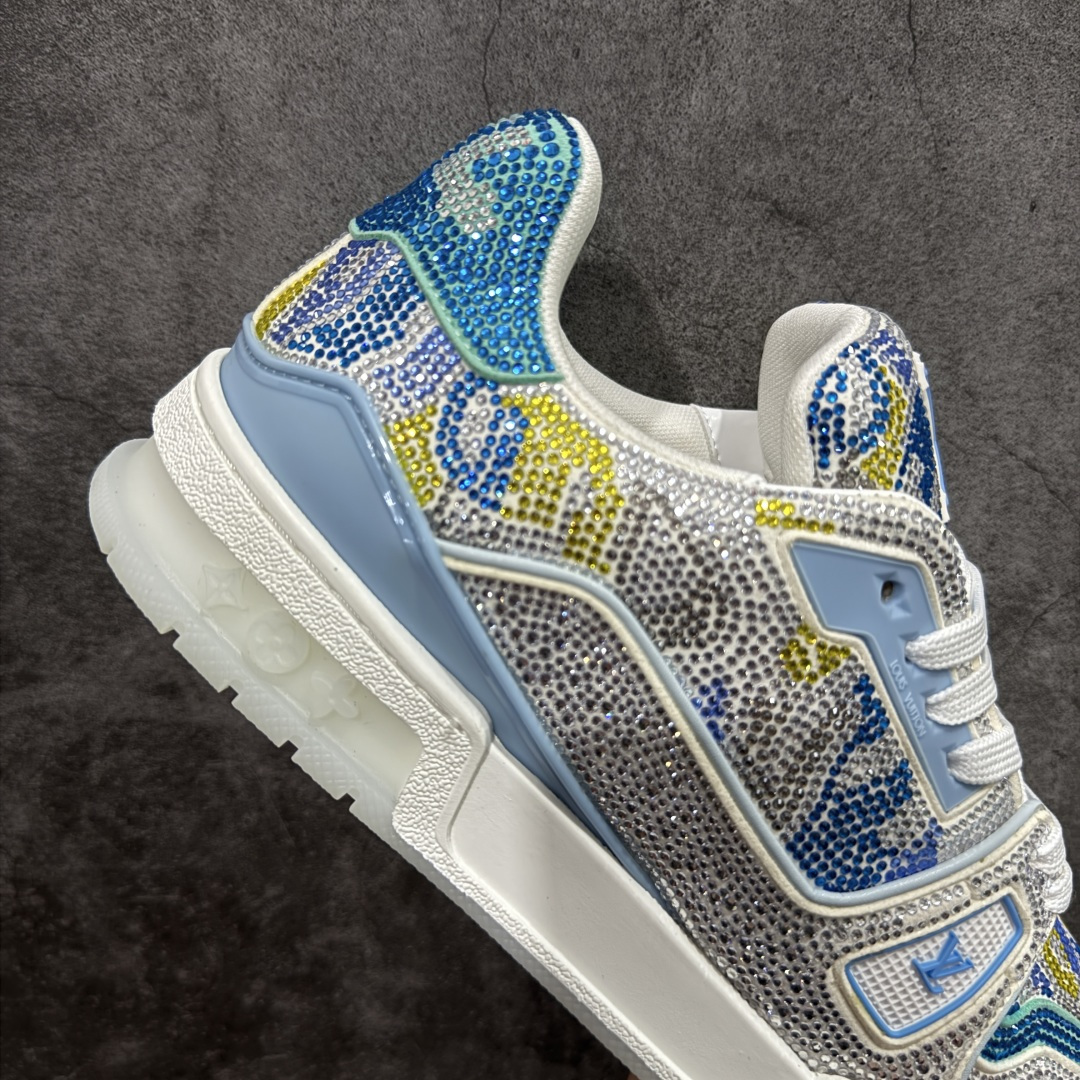 图片[7]-【YS纯原】广奢高端货 LOUIS VUITTON LV Trainer钻鞋｜低帮奢华板鞋灰蓝钻鞋 ✦LV Trainer系列高阶版本，满钻设计吸睛度拉满 ✦手工镶嵌水钻，排列紧密，光泽度通透不廉价 ✦鞋面采用头层小牛皮＋钻面组合，质感高级 ✦原楦型开发，鞋型挺拔，上脚显脚小 ✦私模TPU组合厚底，稳定缓震，行走舒适 ✦细节对版，完成度高 ✦专柜级包装＋配件齐全 ✦舞台/夜场/穿搭炸街首选 尺码：39–45-选品中心