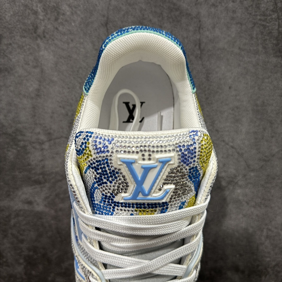 图片[8]-【YS纯原】广奢高端货 LOUIS VUITTON LV Trainer钻鞋｜低帮奢华板鞋灰蓝钻鞋 ✦LV Trainer系列高阶版本，满钻设计吸睛度拉满 ✦手工镶嵌水钻，排列紧密，光泽度通透不廉价 ✦鞋面采用头层小牛皮＋钻面组合，质感高级 ✦原楦型开发，鞋型挺拔，上脚显脚小 ✦私模TPU组合厚底，稳定缓震，行走舒适 ✦细节对版，完成度高 ✦专柜级包装＋配件齐全 ✦舞台/夜场/穿搭炸街首选 尺码：39–45-选品中心