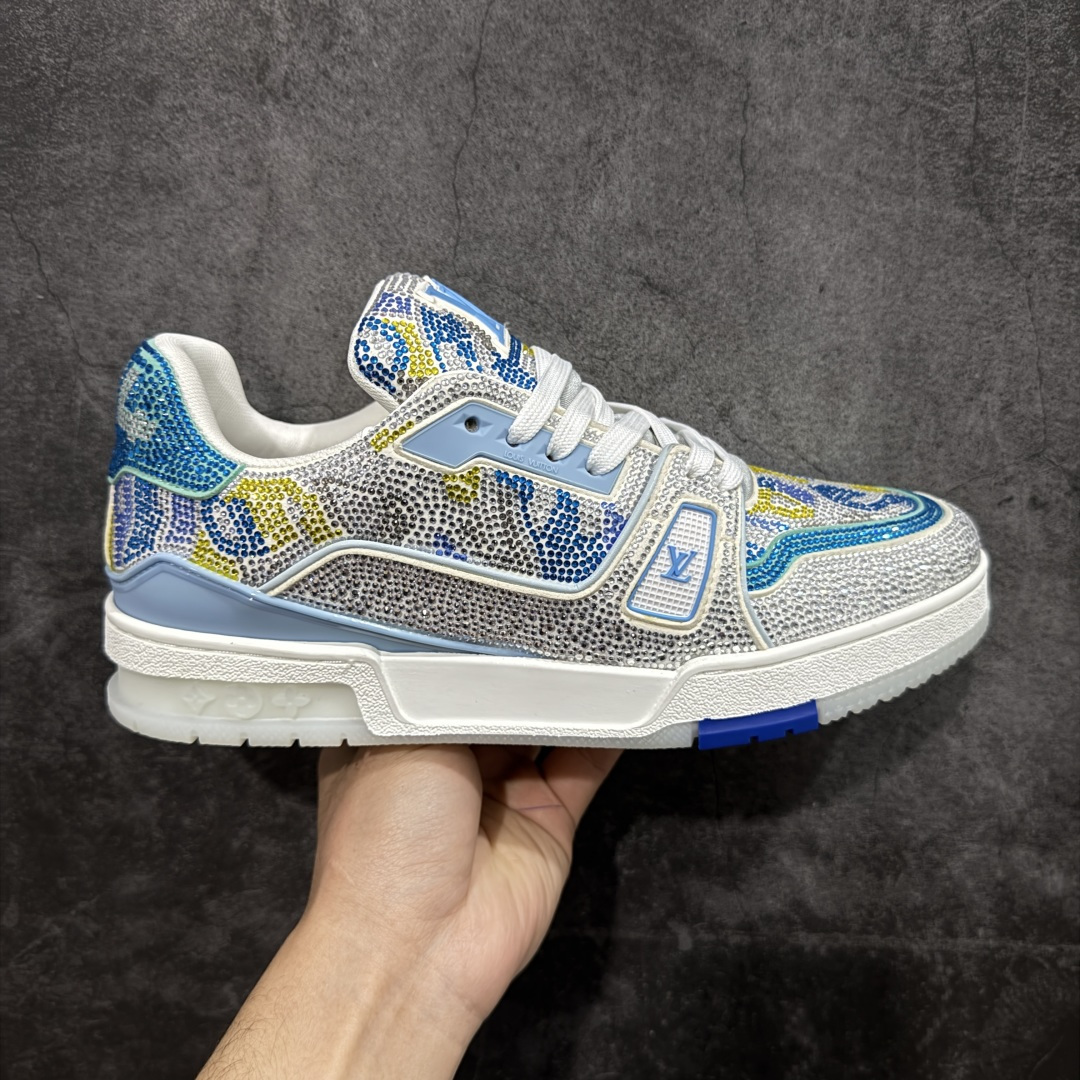 【YS纯原】广奢高端货 LOUIS VUITTON LV Trainer钻鞋｜低帮奢华板鞋灰蓝钻鞋 ✦LV Trainer系列高阶版本，满钻设计吸睛度拉满 ✦手工镶嵌水钻，排列紧密，光泽度通透不廉价 ✦鞋面采用头层小牛皮＋钻面组合，质感高级 ✦原楦型开发，鞋型挺拔，上脚显脚小 ✦私模TPU组合厚底，稳定缓震，行走舒适 ✦细节对版，完成度高 ✦专柜级包装＋配件齐全 ✦舞台/夜场/穿搭炸街首选 尺码：39–45-选品中心