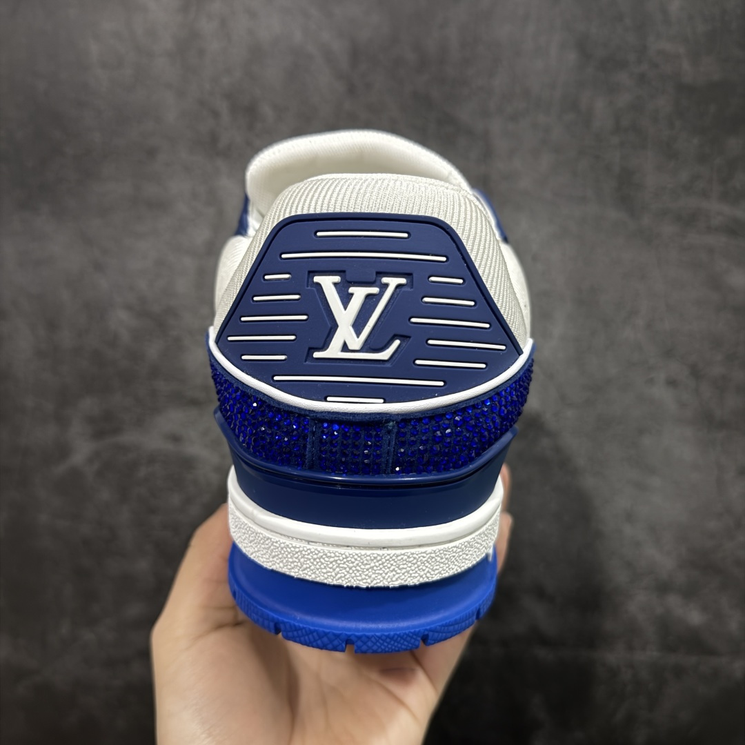 图片[4]-【YS纯原】广奢高端货 LOUIS VUITTON LV Trainer钻鞋｜低帮奢华板鞋白蓝钻鞋 ✦LV Trainer系列高阶版本，满钻设计吸睛度拉满 ✦手工镶嵌水钻，排列紧密，光泽度通透不廉价 ✦鞋面采用头层小牛皮＋钻面组合，质感高级 ✦原楦型开发，鞋型挺拔，上脚显脚小 ✦私模TPU组合厚底，稳定缓震，行走舒适 ✦细节对版，完成度高 ✦专柜级包装＋配件齐全 ✦舞台/夜场/穿搭炸街首选 尺码：39–45-选品中心