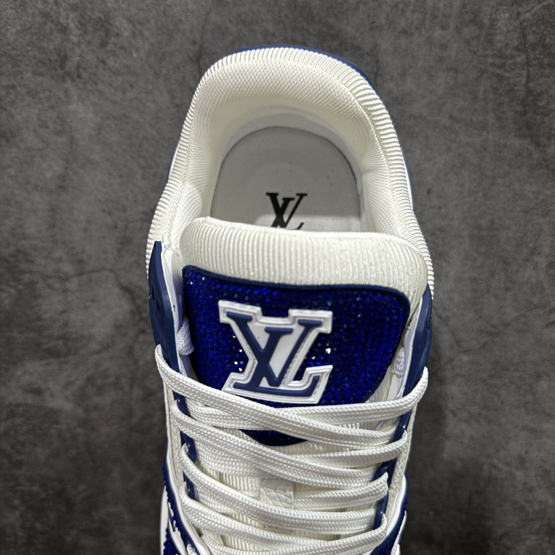 图片[8]-【YS纯原】广奢高端货 LOUIS VUITTON LV Trainer钻鞋｜低帮奢华板鞋白蓝钻鞋 ✦LV Trainer系列高阶版本，满钻设计吸睛度拉满 ✦手工镶嵌水钻，排列紧密，光泽度通透不廉价 ✦鞋面采用头层小牛皮＋钻面组合，质感高级 ✦原楦型开发，鞋型挺拔，上脚显脚小 ✦私模TPU组合厚底，稳定缓震，行走舒适 ✦细节对版，完成度高 ✦专柜级包装＋配件齐全 ✦舞台/夜场/穿搭炸街首选 尺码：39–45-选品中心