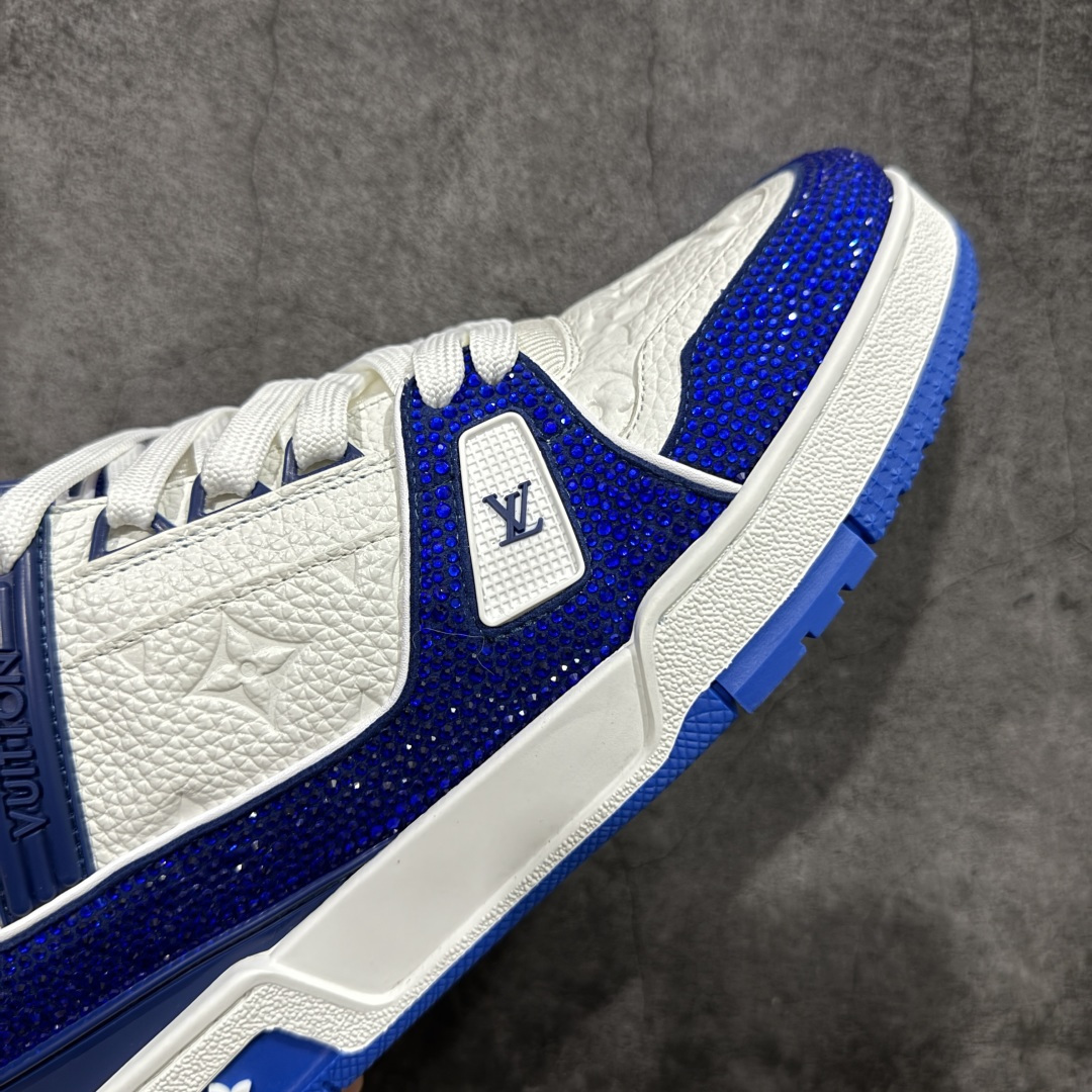 图片[6]-【YS纯原】广奢高端货 LOUIS VUITTON LV Trainer钻鞋｜低帮奢华板鞋白蓝钻鞋 ✦LV Trainer系列高阶版本，满钻设计吸睛度拉满 ✦手工镶嵌水钻，排列紧密，光泽度通透不廉价 ✦鞋面采用头层小牛皮＋钻面组合，质感高级 ✦原楦型开发，鞋型挺拔，上脚显脚小 ✦私模TPU组合厚底，稳定缓震，行走舒适 ✦细节对版，完成度高 ✦专柜级包装＋配件齐全 ✦舞台/夜场/穿搭炸街首选 尺码：39–45-选品中心