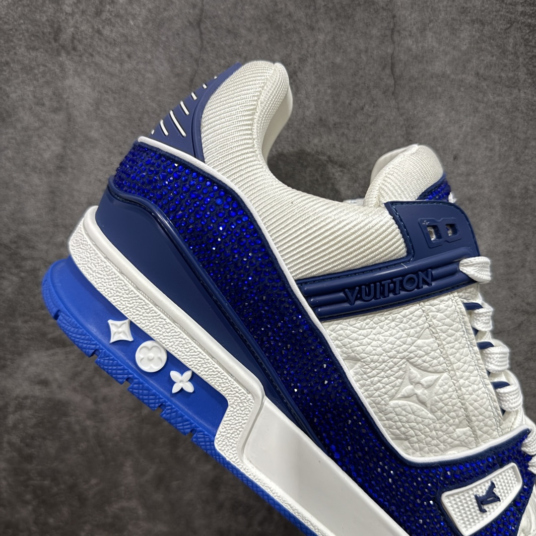 图片[7]-【YS纯原】广奢高端货 LOUIS VUITTON LV Trainer钻鞋｜低帮奢华板鞋白蓝钻鞋 ✦LV Trainer系列高阶版本，满钻设计吸睛度拉满 ✦手工镶嵌水钻，排列紧密，光泽度通透不廉价 ✦鞋面采用头层小牛皮＋钻面组合，质感高级 ✦原楦型开发，鞋型挺拔，上脚显脚小 ✦私模TPU组合厚底，稳定缓震，行走舒适 ✦细节对版，完成度高 ✦专柜级包装＋配件齐全 ✦舞台/夜场/穿搭炸街首选 尺码：39–45-选品中心