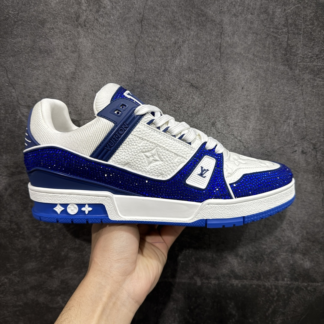 【YS纯原】广奢高端货 LOUIS VUITTON LV Trainer钻鞋｜低帮奢华板鞋白蓝钻鞋 ✦LV Trainer系列高阶版本，满钻设计吸睛度拉满 ✦手工镶嵌水钻，排列紧密，光泽度通透不廉价 ✦鞋面采用头层小牛皮＋钻面组合，质感高级 ✦原楦型开发，鞋型挺拔，上脚显脚小 ✦私模TPU组合厚底，稳定缓震，行走舒适 ✦细节对版，完成度高 ✦专柜级包装＋配件齐全 ✦舞台/夜场/穿搭炸街首选 尺码：39–45-选品中心