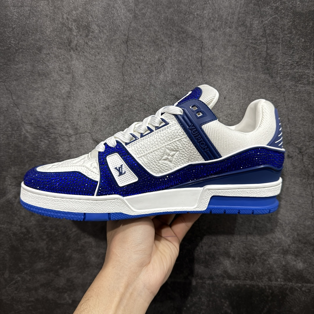 图片[2]-【YS纯原】广奢高端货 LOUIS VUITTON LV Trainer钻鞋｜低帮奢华板鞋白蓝钻鞋 ✦LV Trainer系列高阶版本，满钻设计吸睛度拉满 ✦手工镶嵌水钻，排列紧密，光泽度通透不廉价 ✦鞋面采用头层小牛皮＋钻面组合，质感高级 ✦原楦型开发，鞋型挺拔，上脚显脚小 ✦私模TPU组合厚底，稳定缓震，行走舒适 ✦细节对版，完成度高 ✦专柜级包装＋配件齐全 ✦舞台/夜场/穿搭炸街首选 尺码：39–45-选品中心