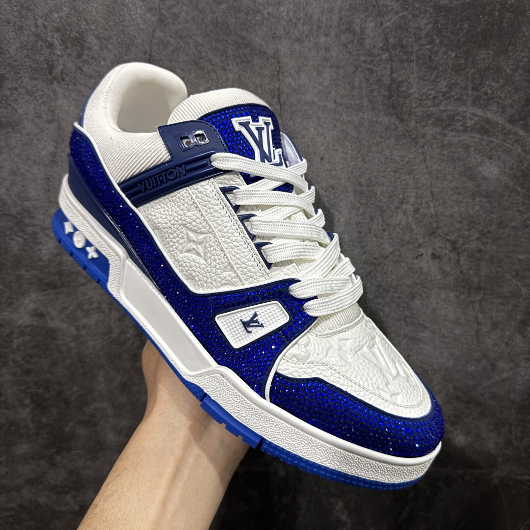 图片[3]-【YS纯原】广奢高端货 LOUIS VUITTON LV Trainer钻鞋｜低帮奢华板鞋白蓝钻鞋 ✦LV Trainer系列高阶版本，满钻设计吸睛度拉满 ✦手工镶嵌水钻，排列紧密，光泽度通透不廉价 ✦鞋面采用头层小牛皮＋钻面组合，质感高级 ✦原楦型开发，鞋型挺拔，上脚显脚小 ✦私模TPU组合厚底，稳定缓震，行走舒适 ✦细节对版，完成度高 ✦专柜级包装＋配件齐全 ✦舞台/夜场/穿搭炸街首选 尺码：39–45-选品中心