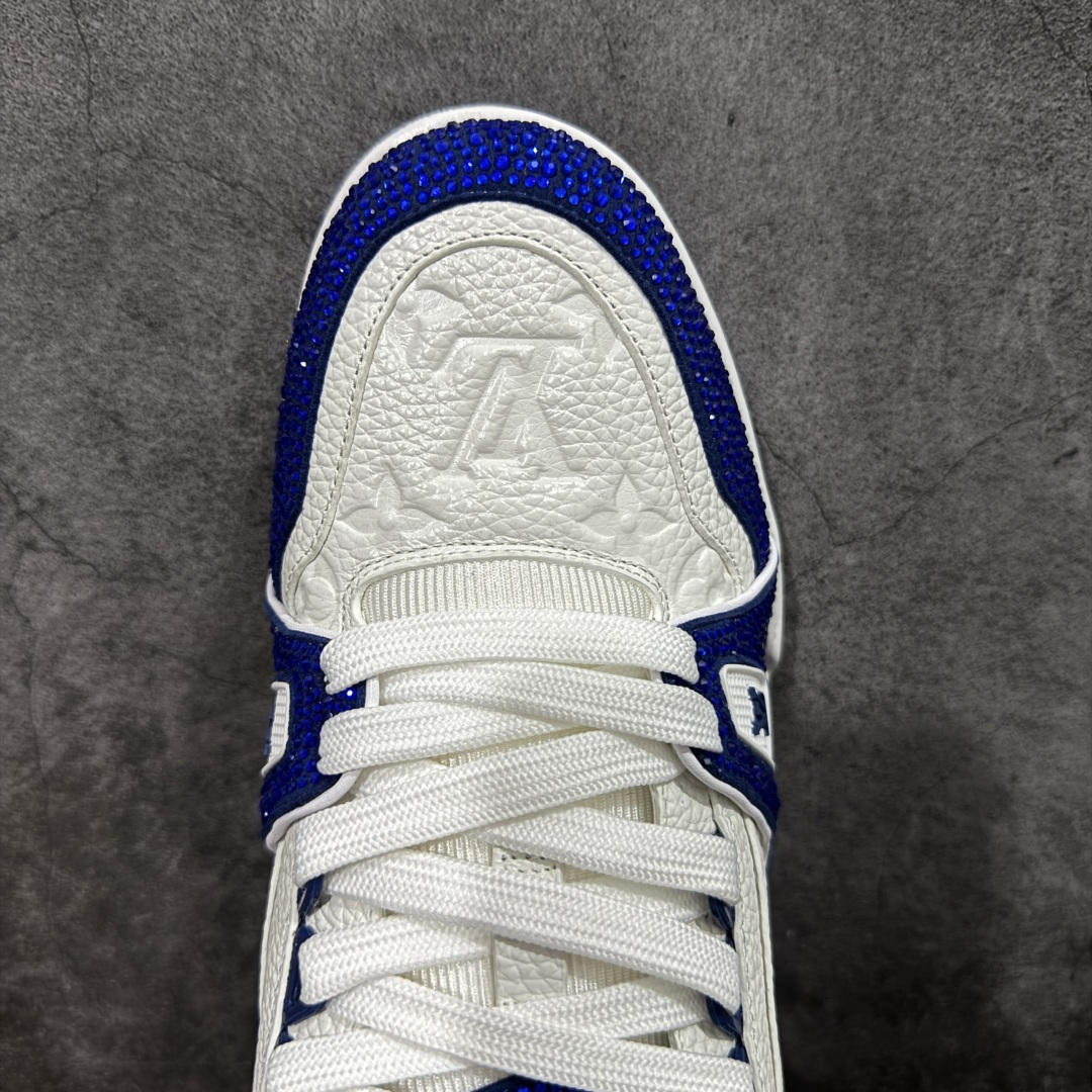 图片[5]-【YS纯原】广奢高端货 LOUIS VUITTON LV Trainer钻鞋｜低帮奢华板鞋白蓝钻鞋 ✦LV Trainer系列高阶版本，满钻设计吸睛度拉满 ✦手工镶嵌水钻，排列紧密，光泽度通透不廉价 ✦鞋面采用头层小牛皮＋钻面组合，质感高级 ✦原楦型开发，鞋型挺拔，上脚显脚小 ✦私模TPU组合厚底，稳定缓震，行走舒适 ✦细节对版，完成度高 ✦专柜级包装＋配件齐全 ✦舞台/夜场/穿搭炸街首选 尺码：39–45-选品中心