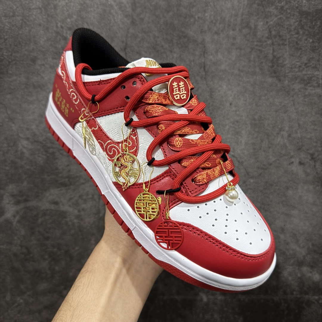 图片[3]-【顶级礼盒版】Nk Dunk Low 囍欢你 大红刺绣 龙凤呈祥 喜挂饰 SB绑带低帮休闲婚鞋 FD9762-061 #定制大盒 配色整体围绕爱意表达\”喜欢你\”主题婚鞋设计，鞋身整体采用专属颜料重新喷涂。特殊原创设计图标涂鸦装饰，添加潮流元素效果喷涂点缀。 尺码：35 36 36.5 37.5 38 38.5 39 40 40.5 41 42 42.5 43 44 44.5 45 46-选品中心