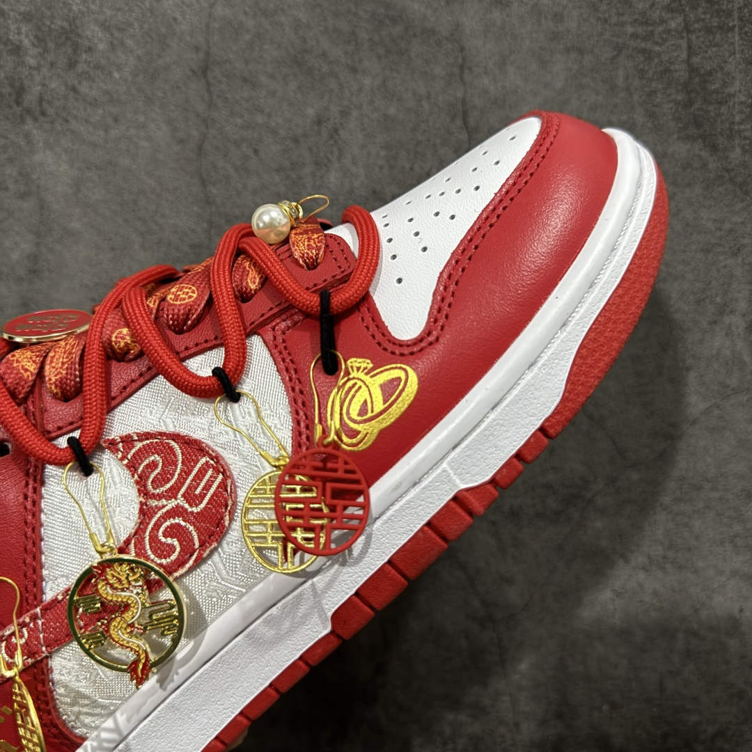 图片[6]-【顶级礼盒版】Nk Dunk Low 囍欢你 大红刺绣 龙凤呈祥 喜挂饰 SB绑带低帮休闲婚鞋 FD9762-061 #定制大盒 配色整体围绕爱意表达\”喜欢你\”主题婚鞋设计，鞋身整体采用专属颜料重新喷涂。特殊原创设计图标涂鸦装饰，添加潮流元素效果喷涂点缀。 尺码：35 36 36.5 37.5 38 38.5 39 40 40.5 41 42 42.5 43 44 44.5 45 46-选品中心