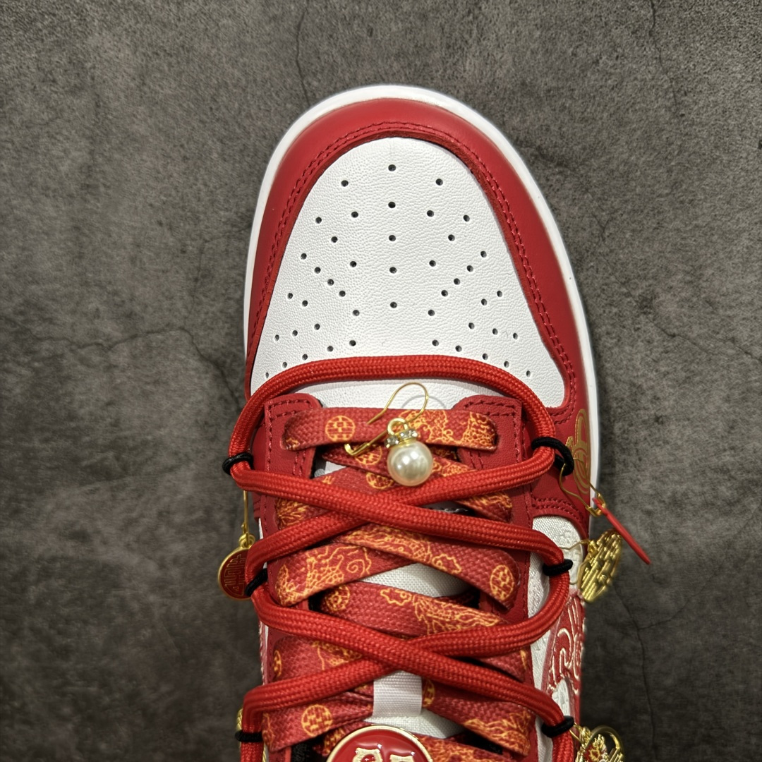 图片[5]-【顶级礼盒版】Nk Dunk Low 囍欢你 大红刺绣 龙凤呈祥 喜挂饰 SB绑带低帮休闲婚鞋 FD9762-061 #定制大盒 配色整体围绕爱意表达\”喜欢你\”主题婚鞋设计，鞋身整体采用专属颜料重新喷涂。特殊原创设计图标涂鸦装饰，添加潮流元素效果喷涂点缀。 尺码：35 36 36.5 37.5 38 38.5 39 40 40.5 41 42 42.5 43 44 44.5 45 46-选品中心