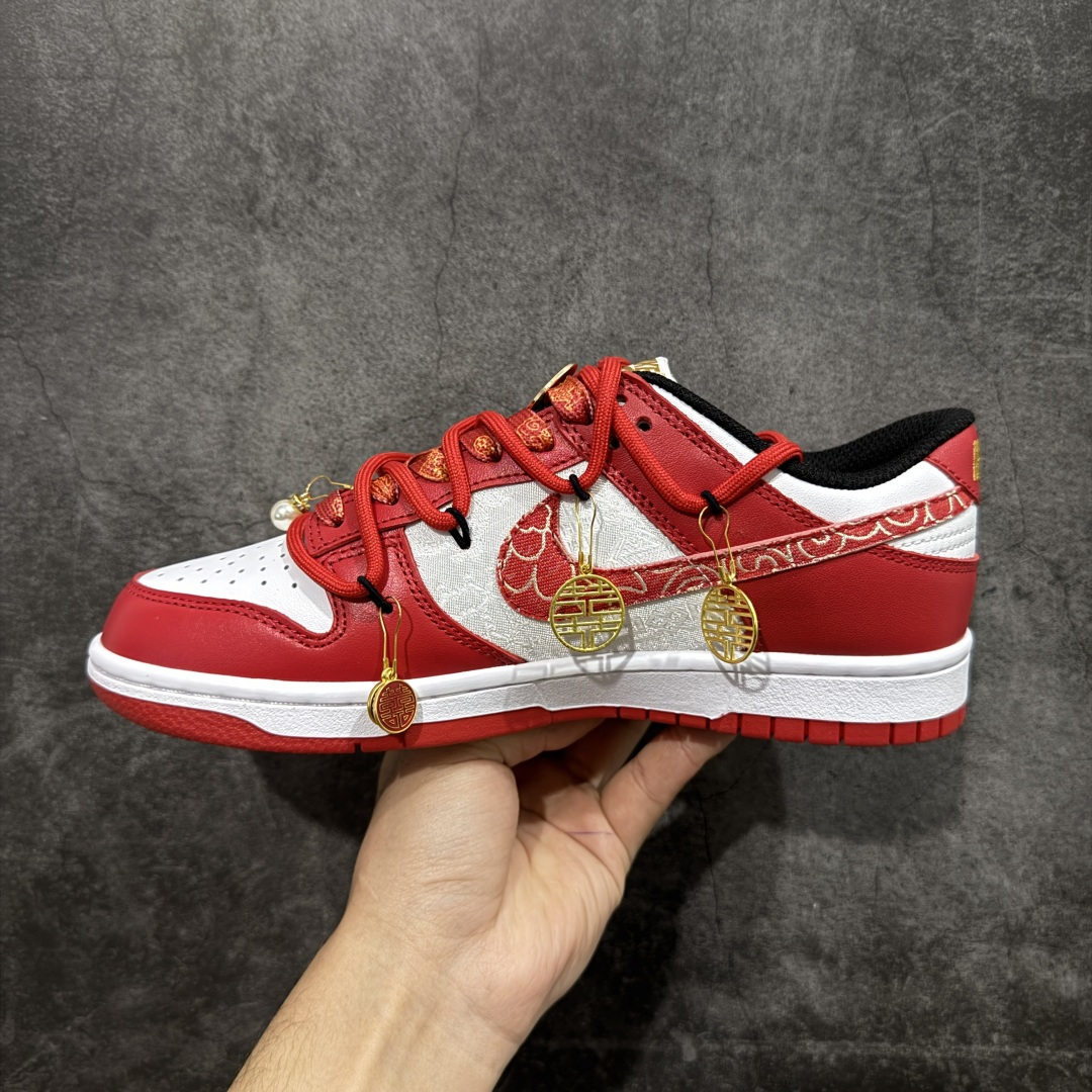 图片[2]-【顶级礼盒版】Nk Dunk Low 囍欢你 大红刺绣 龙凤呈祥 喜挂饰 SB绑带低帮休闲婚鞋 FD9762-061 #定制大盒 配色整体围绕爱意表达\”喜欢你\”主题婚鞋设计，鞋身整体采用专属颜料重新喷涂。特殊原创设计图标涂鸦装饰，添加潮流元素效果喷涂点缀。 尺码：35 36 36.5 37.5 38 38.5 39 40 40.5 41 42 42.5 43 44 44.5 45 46-选品中心