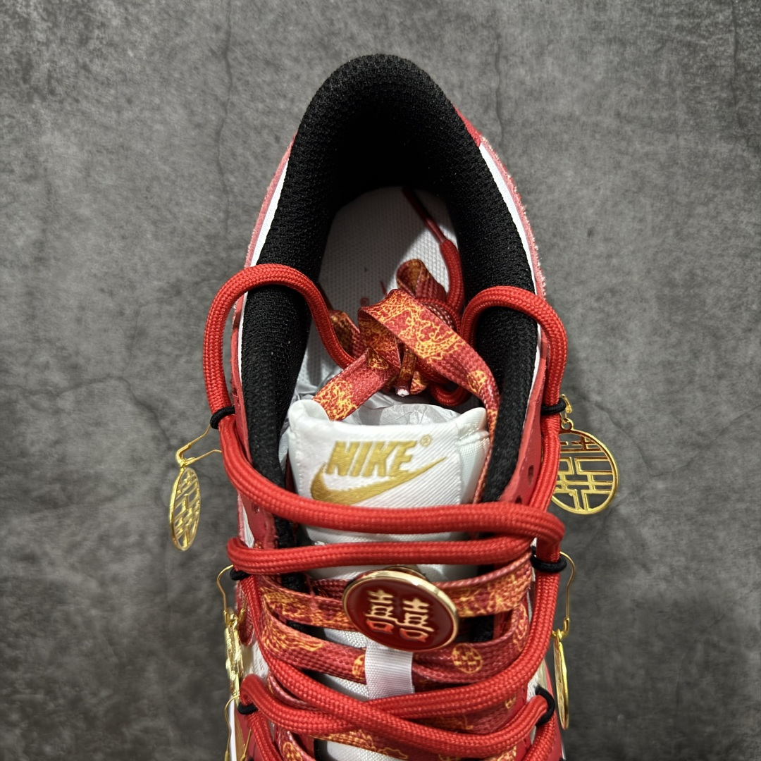 图片[8]-【顶级礼盒版】Nk Dunk Low 囍欢你 大红刺绣 龙凤呈祥 喜挂饰 SB绑带低帮休闲婚鞋 FD9762-061 #定制大盒 配色整体围绕爱意表达\”喜欢你\”主题婚鞋设计，鞋身整体采用专属颜料重新喷涂。特殊原创设计图标涂鸦装饰，添加潮流元素效果喷涂点缀。 尺码：35 36 36.5 37.5 38 38.5 39 40 40.5 41 42 42.5 43 44 44.5 45 46-选品中心
