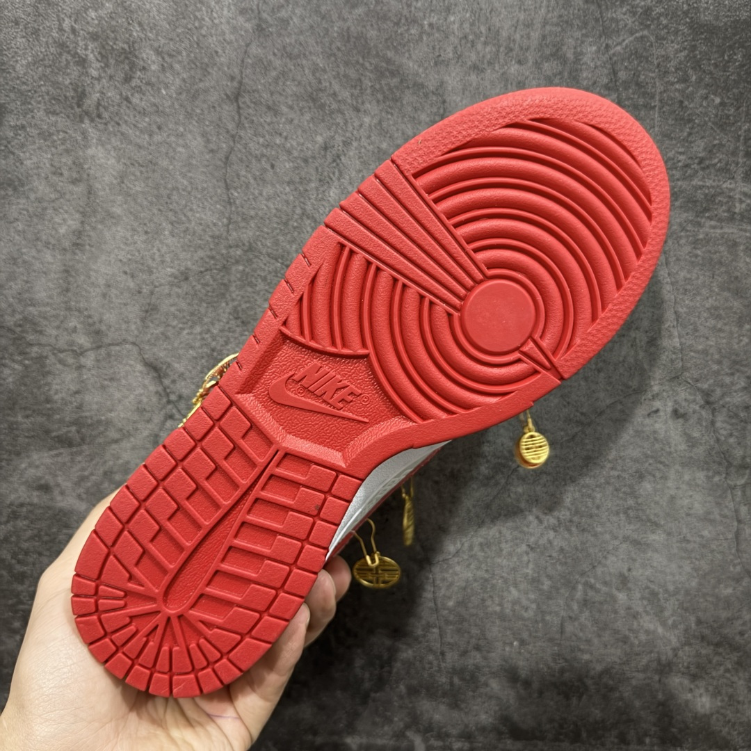 图片[9]-【顶级礼盒版】Nk Dunk Low 囍欢你 大红刺绣 龙凤呈祥 喜挂饰 SB绑带低帮休闲婚鞋 FD9762-061 #定制大盒 配色整体围绕爱意表达\”喜欢你\”主题婚鞋设计，鞋身整体采用专属颜料重新喷涂。特殊原创设计图标涂鸦装饰，添加潮流元素效果喷涂点缀。 尺码：35 36 36.5 37.5 38 38.5 39 40 40.5 41 42 42.5 43 44 44.5 45 46-选品中心