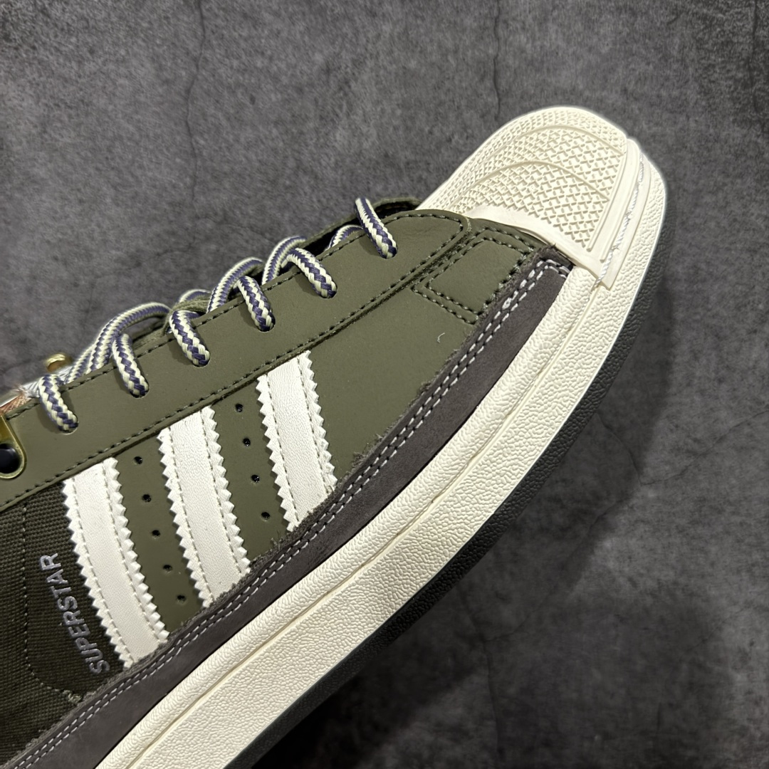 图片[6]-【公司级】Adidas Original Superstar 2 阿迪达斯 贝壳头2代 低帮 军绿色 男女同款 舒适百搭防滑耐磨低邦休闲板鞋经典贝壳头系列 鞋款整体以军绿色和白色为主体，搭配灯芯绒鞋舌和圆状黄棕相间的鞋带，鞋身两侧经典三条杠Logo采用白色点缀，鞋面多种皮革拼接，搭配标志性的贝壳鞋头，设计简约，时尚潮流。旨在伴你出行。心动不如行动，系好鞋带，出发吧。 货号：JR6991（2025.10发售） 尺码：35⅓ 36 36⅔ 37⅓ 38 38⅔ 39⅓ 40 40⅔ 41⅓ 42 42⅔ 43⅓ 44 44⅔ 45⅓ 编码：X1B240250-选品中心