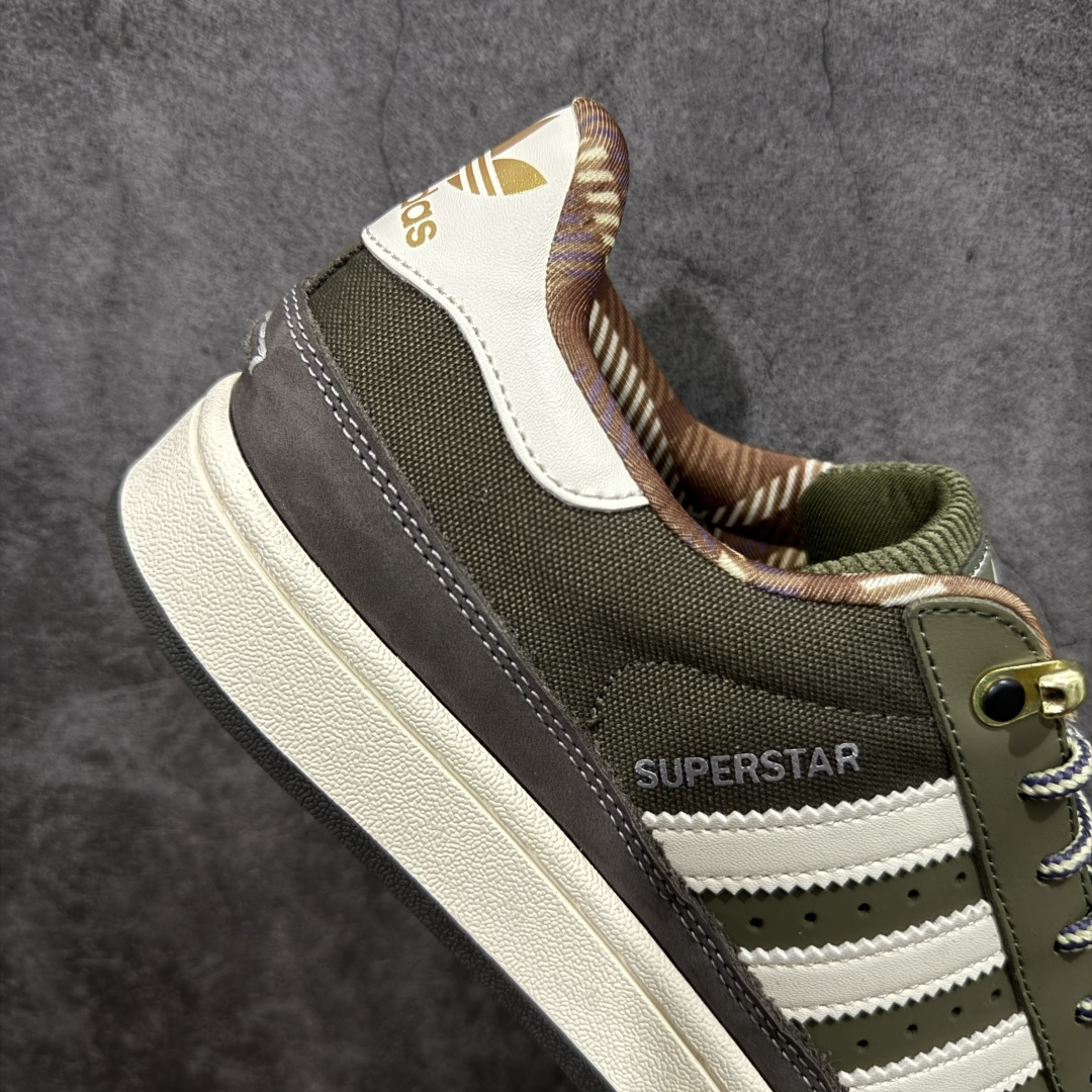 图片[7]-【公司级】Adidas Original Superstar 2 阿迪达斯 贝壳头2代 低帮 军绿色 男女同款 舒适百搭防滑耐磨低邦休闲板鞋经典贝壳头系列 鞋款整体以军绿色和白色为主体，搭配灯芯绒鞋舌和圆状黄棕相间的鞋带，鞋身两侧经典三条杠Logo采用白色点缀，鞋面多种皮革拼接，搭配标志性的贝壳鞋头，设计简约，时尚潮流。旨在伴你出行。心动不如行动，系好鞋带，出发吧。 货号：JR6991（2025.10发售） 尺码：35⅓ 36 36⅔ 37⅓ 38 38⅔ 39⅓ 40 40⅔ 41⅓ 42 42⅔ 43⅓ 44 44⅔ 45⅓ 编码：X1B240250-选品中心