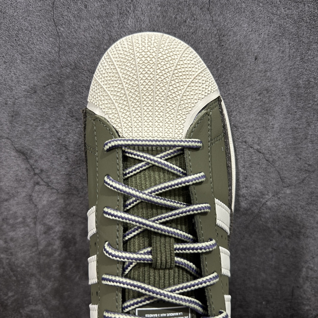 图片[5]-【公司级】Adidas Original Superstar 2 阿迪达斯 贝壳头2代 低帮 军绿色 男女同款 舒适百搭防滑耐磨低邦休闲板鞋经典贝壳头系列 鞋款整体以军绿色和白色为主体，搭配灯芯绒鞋舌和圆状黄棕相间的鞋带，鞋身两侧经典三条杠Logo采用白色点缀，鞋面多种皮革拼接，搭配标志性的贝壳鞋头，设计简约，时尚潮流。旨在伴你出行。心动不如行动，系好鞋带，出发吧。 货号：JR6991（2025.10发售） 尺码：35⅓ 36 36⅔ 37⅓ 38 38⅔ 39⅓ 40 40⅔ 41⅓ 42 42⅔ 43⅓ 44 44⅔ 45⅓ 编码：X1B240250-选品中心