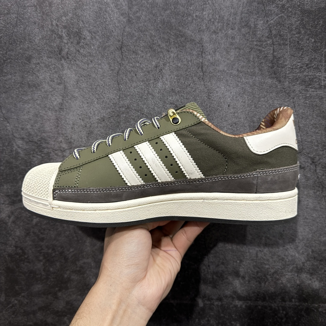 图片[2]-【公司级】Adidas Original Superstar 2 阿迪达斯 贝壳头2代 低帮 军绿色 男女同款 舒适百搭防滑耐磨低邦休闲板鞋经典贝壳头系列 鞋款整体以军绿色和白色为主体，搭配灯芯绒鞋舌和圆状黄棕相间的鞋带，鞋身两侧经典三条杠Logo采用白色点缀，鞋面多种皮革拼接，搭配标志性的贝壳鞋头，设计简约，时尚潮流。旨在伴你出行。心动不如行动，系好鞋带，出发吧。 货号：JR6991（2025.10发售） 尺码：35⅓ 36 36⅔ 37⅓ 38 38⅔ 39⅓ 40 40⅔ 41⅓ 42 42⅔ 43⅓ 44 44⅔ 45⅓ 编码：X1B240250-选品中心