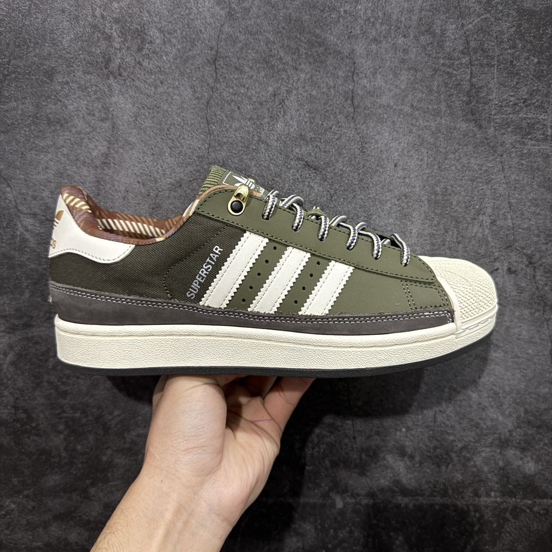【公司级】Adidas Original Superstar 2 阿迪达斯 贝壳头2代 低帮 军绿色 男女同款 舒适百搭防滑耐磨低邦休闲板鞋经典贝壳头系列 鞋款整体以军绿色和白色为主体，搭配灯芯绒鞋舌和圆状黄棕相间的鞋带，鞋身两侧经典三条杠Logo采用白色点缀，鞋面多种皮革拼接，搭配标志性的贝壳鞋头，设计简约，时尚潮流。旨在伴你出行。心动不如行动，系好鞋带，出发吧。 货号：JR6991（2025.10发售） 尺码：35⅓ 36 36⅔ 37⅓ 38 38⅔ 39⅓ 40 40⅔ 41⅓ 42 42⅔ 43⅓ 44 44⅔ 45⅓ 编码：X1B240250-选品中心