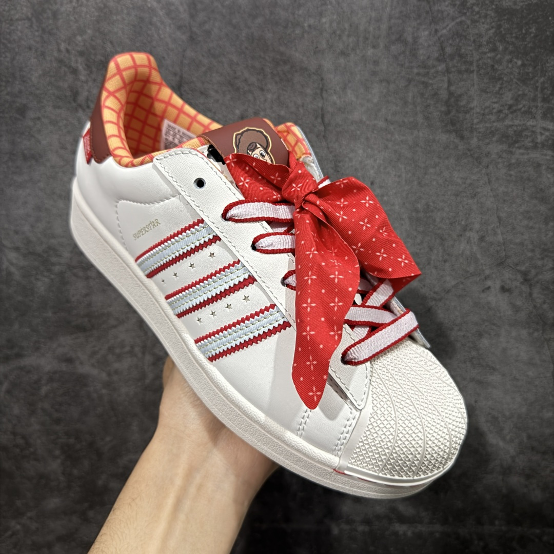图片[3]-【公司级】Adidas Original Superstar 2 迪斯尼联名阿迪达斯 低帮 男女同款 贝壳头2代防滑耐磨轻便低邦板鞋 整体时尚亮眼，鞋身整体以白色皮革打造，搭配经典白色贝壳头，鞋身两侧经典锯齿三条杠Logo采用红色底片，三条扛中间用五星图案点缀，侧身金色Superstar字样，鞋舌红色领带状的布料，非常吸晴，同时鞋舌上的采用卡通图案，后跟迪斯尼联名的金色字样，外加白红相间的鞋带图案，最后以白色中底搭配白色橡胶外底完善整体设计收尾。 货号：KK4472 尺码：35¹/₃ 36 36²/₃ 37¹/₃ 38 38²/₃ 39¹/₃ 40 40²/₃ 41¹/₃ 42 42²/₃ 43¹/₃ 44 44²/₃ 45¹/₃ 编码：X1B210220-选品中心