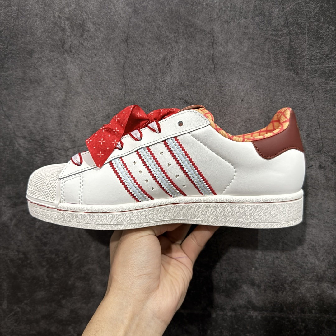 图片[2]-【公司级】Adidas Original Superstar 2 迪斯尼联名阿迪达斯 低帮 男女同款 贝壳头2代防滑耐磨轻便低邦板鞋 整体时尚亮眼，鞋身整体以白色皮革打造，搭配经典白色贝壳头，鞋身两侧经典锯齿三条杠Logo采用红色底片，三条扛中间用五星图案点缀，侧身金色Superstar字样，鞋舌红色领带状的布料，非常吸晴，同时鞋舌上的采用卡通图案，后跟迪斯尼联名的金色字样，外加白红相间的鞋带图案，最后以白色中底搭配白色橡胶外底完善整体设计收尾。 货号：KK4472 尺码：35¹/₃ 36 36²/₃ 37¹/₃ 38 38²/₃ 39¹/₃ 40 40²/₃ 41¹/₃ 42 42²/₃ 43¹/₃ 44 44²/₃ 45¹/₃ 编码：X1B210220-选品中心