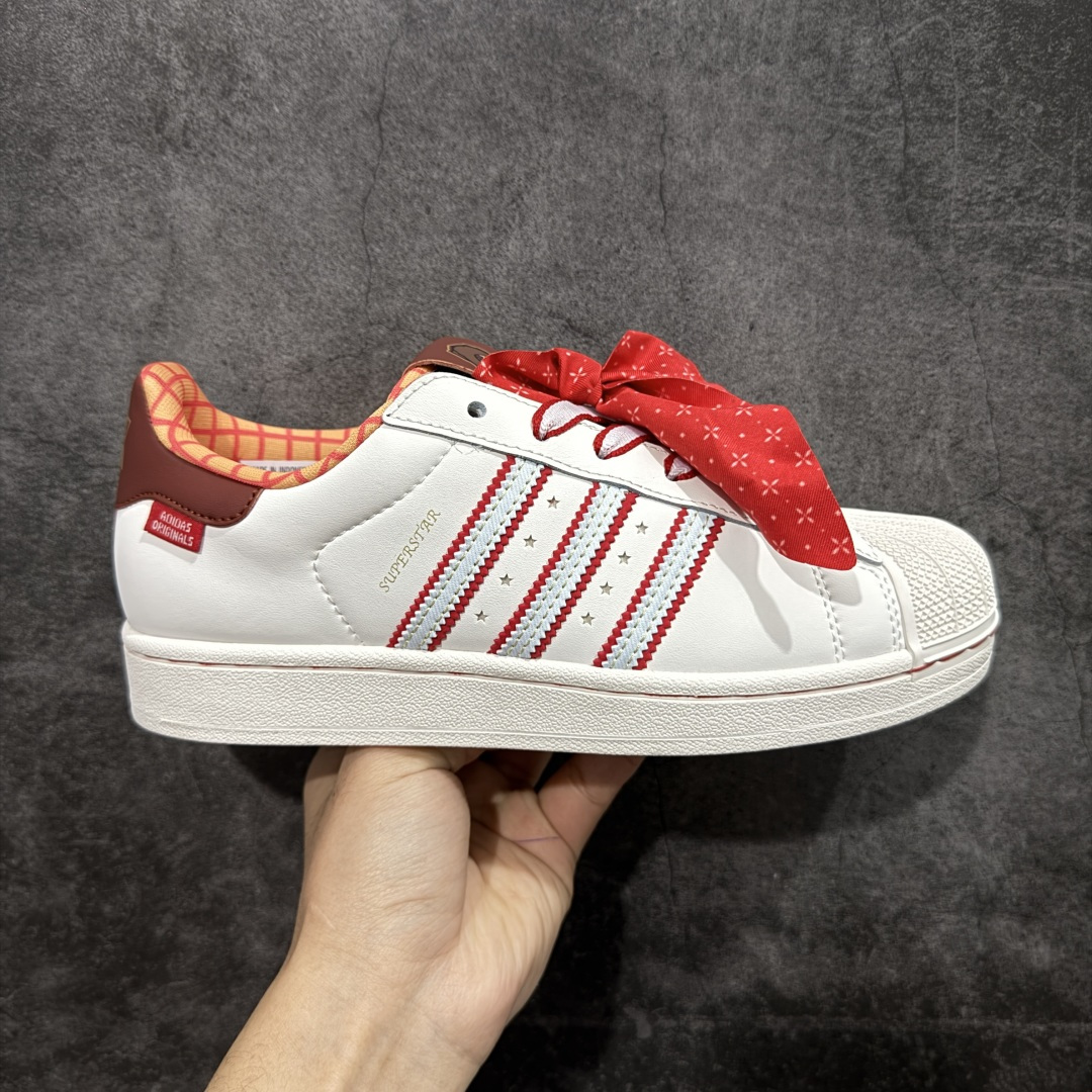【公司级】Adidas Original Superstar 2 迪斯尼联名阿迪达斯 低帮 男女同款 贝壳头2代防滑耐磨轻便低邦板鞋 整体时尚亮眼，鞋身整体以白色皮革打造，搭配经典白色贝壳头，鞋身两侧经典锯齿三条杠Logo采用红色底片，三条扛中间用五星图案点缀，侧身金色Superstar字样，鞋舌红色领带状的布料，非常吸晴，同时鞋舌上的采用卡通图案，后跟迪斯尼联名的金色字样，外加白红相间的鞋带图案，最后以白色中底搭配白色橡胶外底完善整体设计收尾。 货号：KK4472 尺码：35¹/₃ 36 36²/₃ 37¹/₃ 38 38²/₃ 39¹/₃ 40 40²/₃ 41¹/₃ 42 42²/₃ 43¹/₃ 44 44²/₃ 45¹/₃ 编码：X1B210220-选品中心