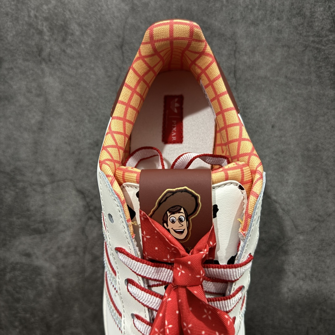图片[8]-【公司级】Adidas Original Superstar 2 迪斯尼联名阿迪达斯 低帮 男女同款 贝壳头2代防滑耐磨轻便低邦板鞋 整体时尚亮眼，鞋身整体以白色皮革打造，搭配经典白色贝壳头，鞋身两侧经典锯齿三条杠Logo采用红色底片，三条扛中间用五星图案点缀，侧身金色Superstar字样，鞋舌红色领带状的布料，非常吸晴，同时鞋舌上的采用卡通图案，后跟迪斯尼联名的金色字样，外加白红相间的鞋带图案，最后以白色中底搭配白色橡胶外底完善整体设计收尾。 货号：KK4472 尺码：35¹/₃ 36 36²/₃ 37¹/₃ 38 38²/₃ 39¹/₃ 40 40²/₃ 41¹/₃ 42 42²/₃ 43¹/₃ 44 44²/₃ 45¹/₃ 编码：X1B210220-选品中心