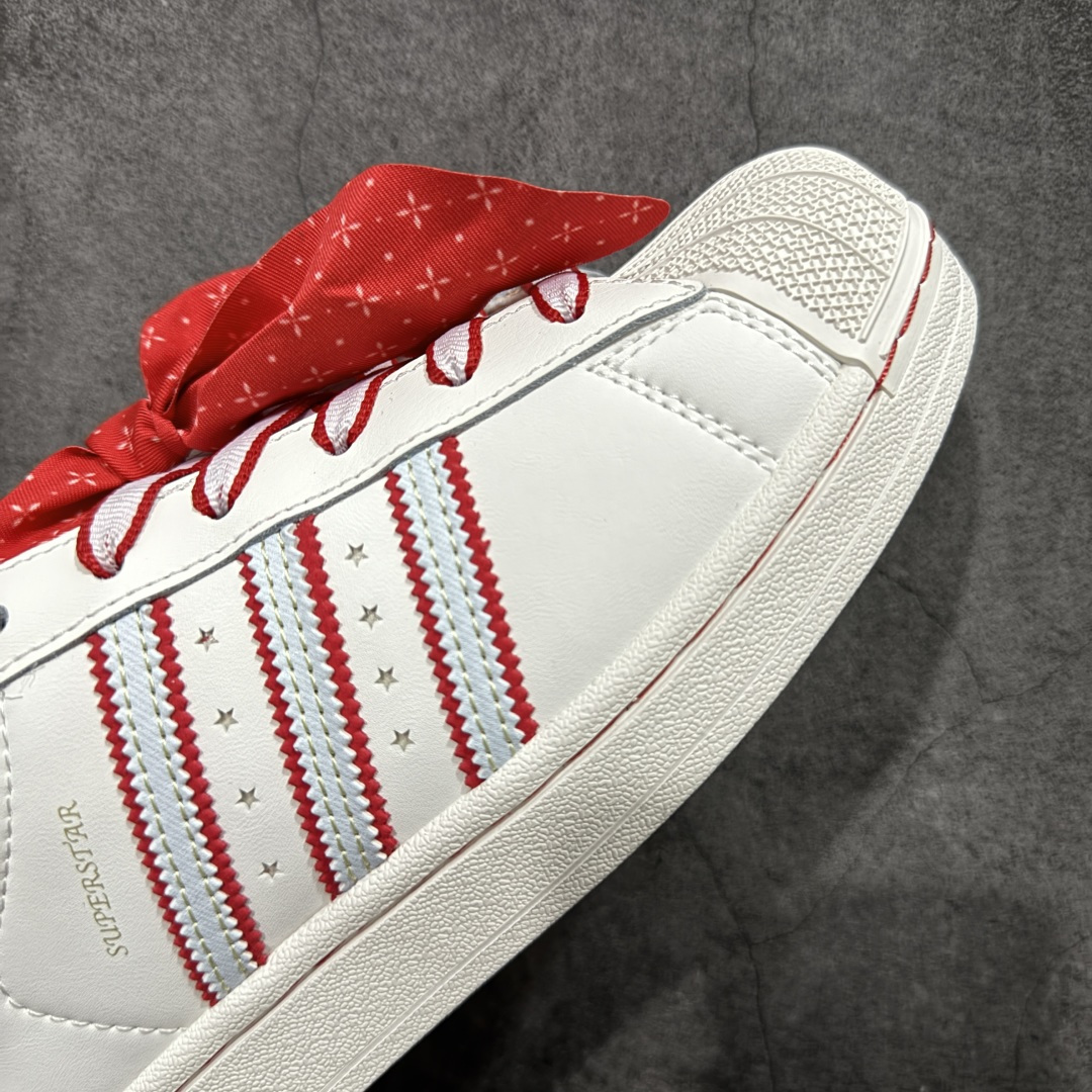 图片[6]-【公司级】Adidas Original Superstar 2 迪斯尼联名阿迪达斯 低帮 男女同款 贝壳头2代防滑耐磨轻便低邦板鞋 整体时尚亮眼，鞋身整体以白色皮革打造，搭配经典白色贝壳头，鞋身两侧经典锯齿三条杠Logo采用红色底片，三条扛中间用五星图案点缀，侧身金色Superstar字样，鞋舌红色领带状的布料，非常吸晴，同时鞋舌上的采用卡通图案，后跟迪斯尼联名的金色字样，外加白红相间的鞋带图案，最后以白色中底搭配白色橡胶外底完善整体设计收尾。 货号：KK4472 尺码：35¹/₃ 36 36²/₃ 37¹/₃ 38 38²/₃ 39¹/₃ 40 40²/₃ 41¹/₃ 42 42²/₃ 43¹/₃ 44 44²/₃ 45¹/₃ 编码：X1B210220-选品中心