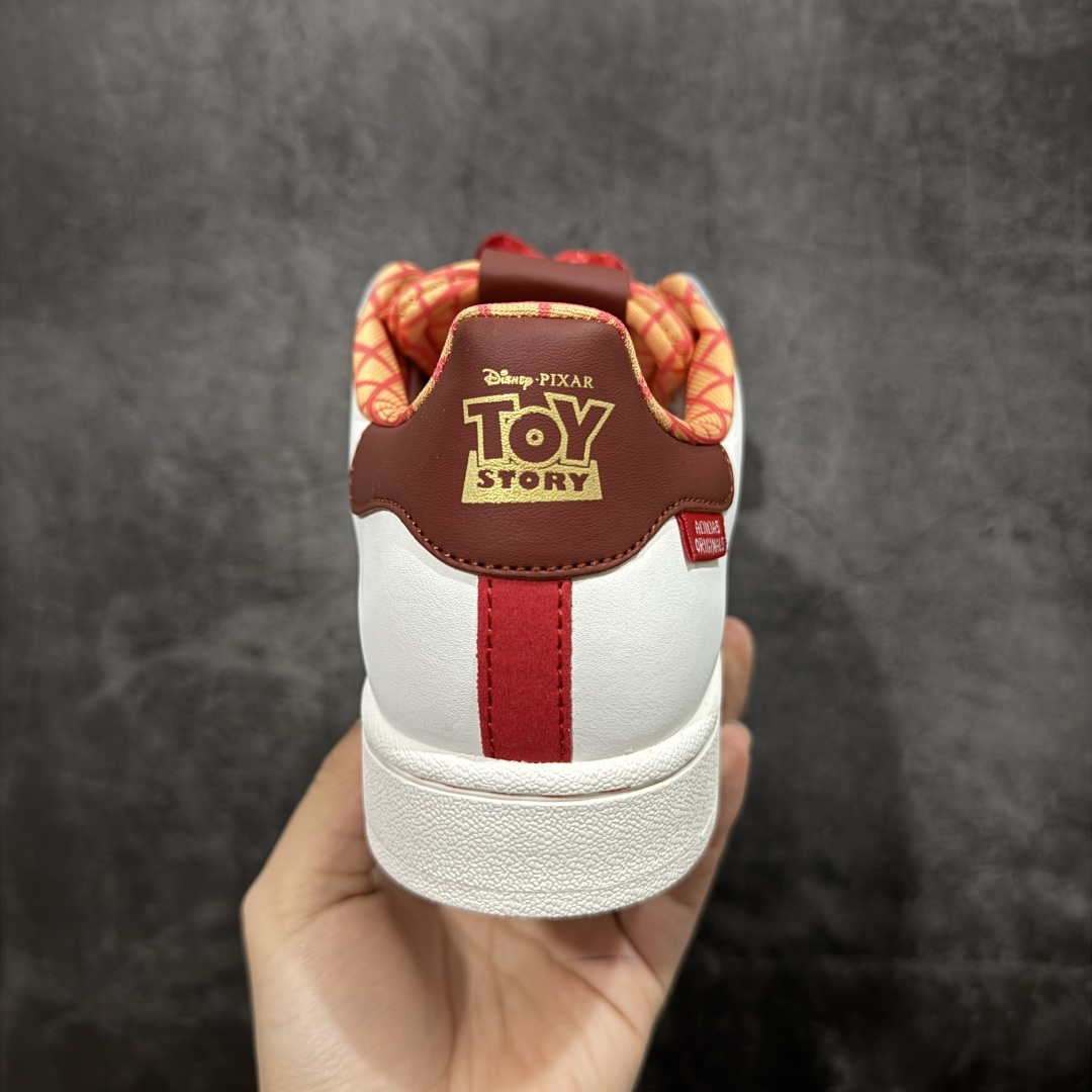 图片[4]-【公司级】Adidas Original Superstar 2 迪斯尼联名阿迪达斯 低帮 男女同款 贝壳头2代防滑耐磨轻便低邦板鞋 整体时尚亮眼，鞋身整体以白色皮革打造，搭配经典白色贝壳头，鞋身两侧经典锯齿三条杠Logo采用红色底片，三条扛中间用五星图案点缀，侧身金色Superstar字样，鞋舌红色领带状的布料，非常吸晴，同时鞋舌上的采用卡通图案，后跟迪斯尼联名的金色字样，外加白红相间的鞋带图案，最后以白色中底搭配白色橡胶外底完善整体设计收尾。 货号：KK4472 尺码：35¹/₃ 36 36²/₃ 37¹/₃ 38 38²/₃ 39¹/₃ 40 40²/₃ 41¹/₃ 42 42²/₃ 43¹/₃ 44 44²/₃ 45¹/₃ 编码：X1B210220-选品中心
