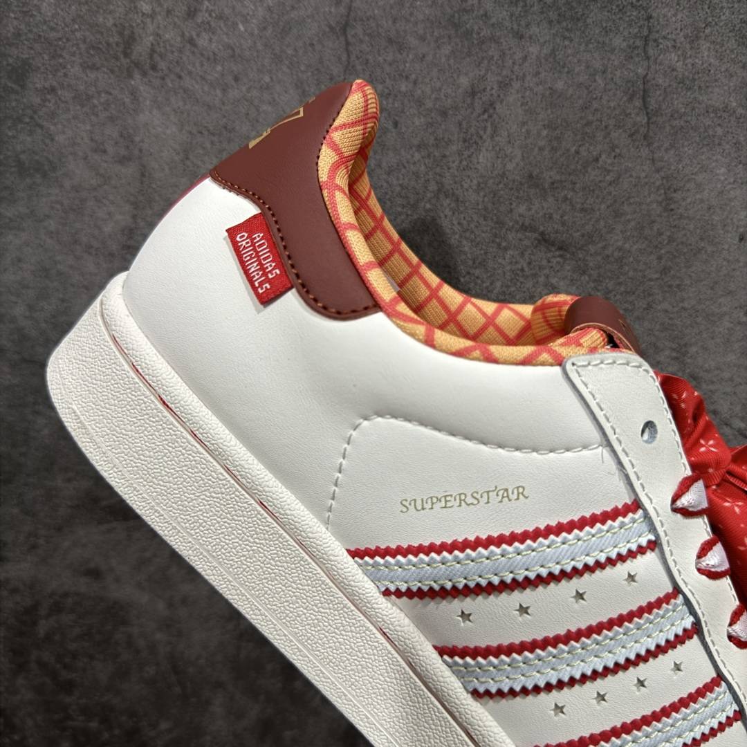 图片[7]-【公司级】Adidas Original Superstar 2 迪斯尼联名阿迪达斯 低帮 男女同款 贝壳头2代防滑耐磨轻便低邦板鞋 整体时尚亮眼，鞋身整体以白色皮革打造，搭配经典白色贝壳头，鞋身两侧经典锯齿三条杠Logo采用红色底片，三条扛中间用五星图案点缀，侧身金色Superstar字样，鞋舌红色领带状的布料，非常吸晴，同时鞋舌上的采用卡通图案，后跟迪斯尼联名的金色字样，外加白红相间的鞋带图案，最后以白色中底搭配白色橡胶外底完善整体设计收尾。 货号：KK4472 尺码：35¹/₃ 36 36²/₃ 37¹/₃ 38 38²/₃ 39¹/₃ 40 40²/₃ 41¹/₃ 42 42²/₃ 43¹/₃ 44 44²/₃ 45¹/₃ 编码：X1B210220-选品中心