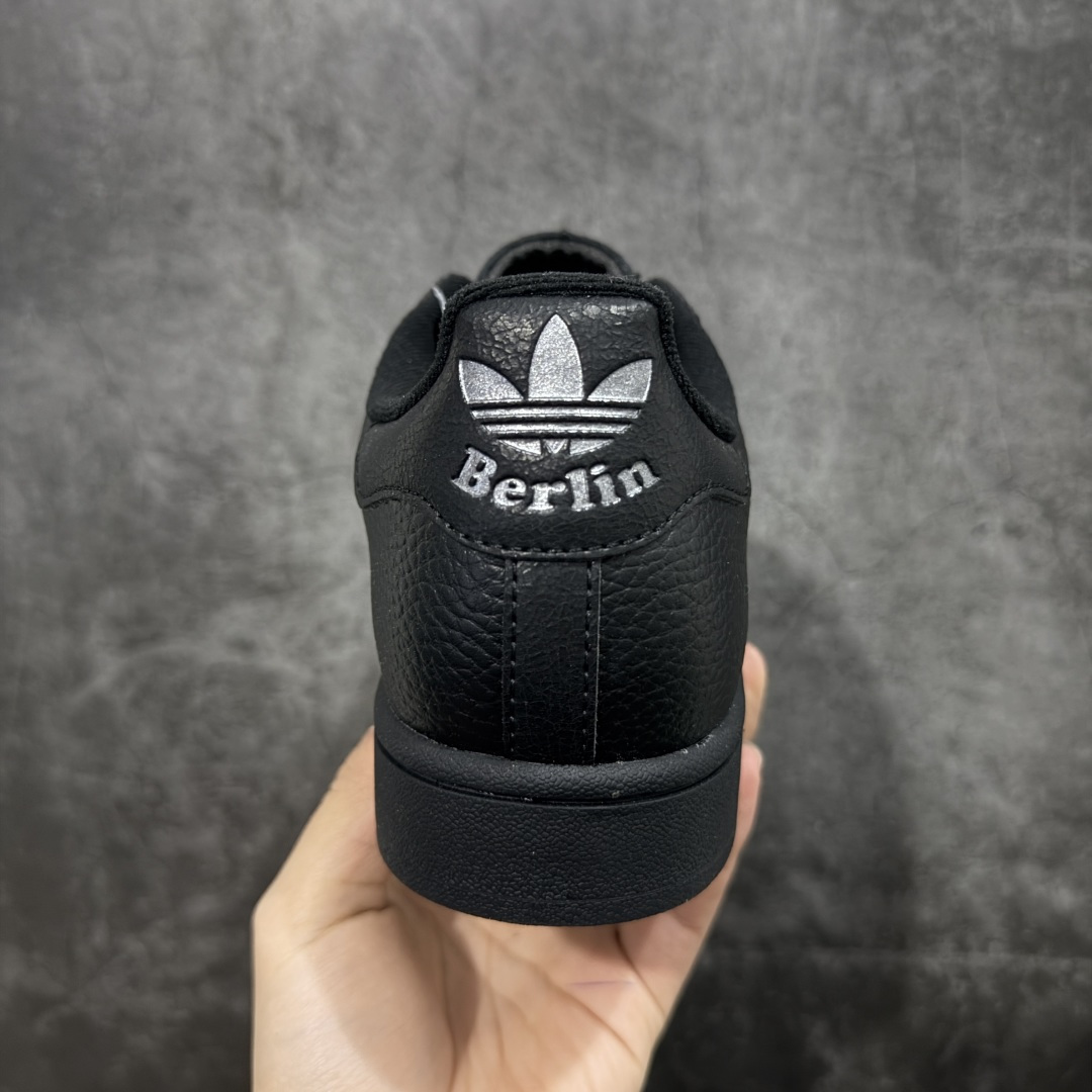 图片[4]-【公司级】Adidas Original Superstar 2 黑色铆钉柏林联名阿迪达斯 低帮 全黑 男女同款 贝壳头2代防滑耐磨轻便低邦板鞋 整体酷炫时尚，鞋身整体以黑色皮革打造，搭配经典黑色贝壳头，鞋身两侧经典锯齿三条杠Logo采用黑色铆钉点缀，侧身Superstar字样，鞋舌也采用金属点缀，瞬间提升鞋子的时尚程度，后跟装饰片辅以黑色皮革制作并带有灰色三叶草Logo及berlin字样，外加金属的鞋带饰品，最后以黑色中底搭配黑色橡胶外底完善整体设计收尾。 货号：JQ3225 尺码：35¹/₃ 36 36²/₃ 37¹/₃ 38 38²/₃ 39¹/₃ 40 40²/₃ 41¹/₃ 42 42²/₃ 43¹/₃ 44 44²/₃ 45¹/₃ 编码：X1B210220-选品中心