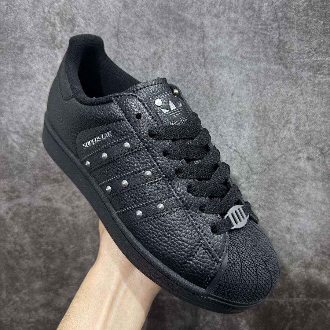 图片[3]-【公司级】Adidas Original Superstar 2 黑色铆钉柏林联名阿迪达斯 低帮 全黑 男女同款 贝壳头2代防滑耐磨轻便低邦板鞋 整体酷炫时尚，鞋身整体以黑色皮革打造，搭配经典黑色贝壳头，鞋身两侧经典锯齿三条杠Logo采用黑色铆钉点缀，侧身Superstar字样，鞋舌也采用金属点缀，瞬间提升鞋子的时尚程度，后跟装饰片辅以黑色皮革制作并带有灰色三叶草Logo及berlin字样，外加金属的鞋带饰品，最后以黑色中底搭配黑色橡胶外底完善整体设计收尾。 货号：JQ3225 尺码：35¹/₃ 36 36²/₃ 37¹/₃ 38 38²/₃ 39¹/₃ 40 40²/₃ 41¹/₃ 42 42²/₃ 43¹/₃ 44 44²/₃ 45¹/₃ 编码：X1B210220-选品中心