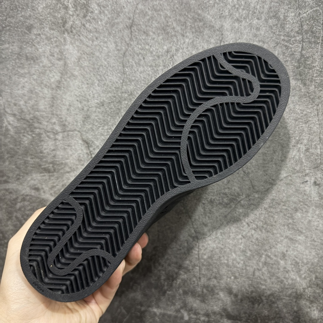 图片[9]-【公司级】Adidas Original Superstar 2 黑色铆钉柏林联名阿迪达斯 低帮 全黑 男女同款 贝壳头2代防滑耐磨轻便低邦板鞋 整体酷炫时尚，鞋身整体以黑色皮革打造，搭配经典黑色贝壳头，鞋身两侧经典锯齿三条杠Logo采用黑色铆钉点缀，侧身Superstar字样，鞋舌也采用金属点缀，瞬间提升鞋子的时尚程度，后跟装饰片辅以黑色皮革制作并带有灰色三叶草Logo及berlin字样，外加金属的鞋带饰品，最后以黑色中底搭配黑色橡胶外底完善整体设计收尾。 货号：JQ3225 尺码：35¹/₃ 36 36²/₃ 37¹/₃ 38 38²/₃ 39¹/₃ 40 40²/₃ 41¹/₃ 42 42²/₃ 43¹/₃ 44 44²/₃ 45¹/₃ 编码：X1B210220-选品中心