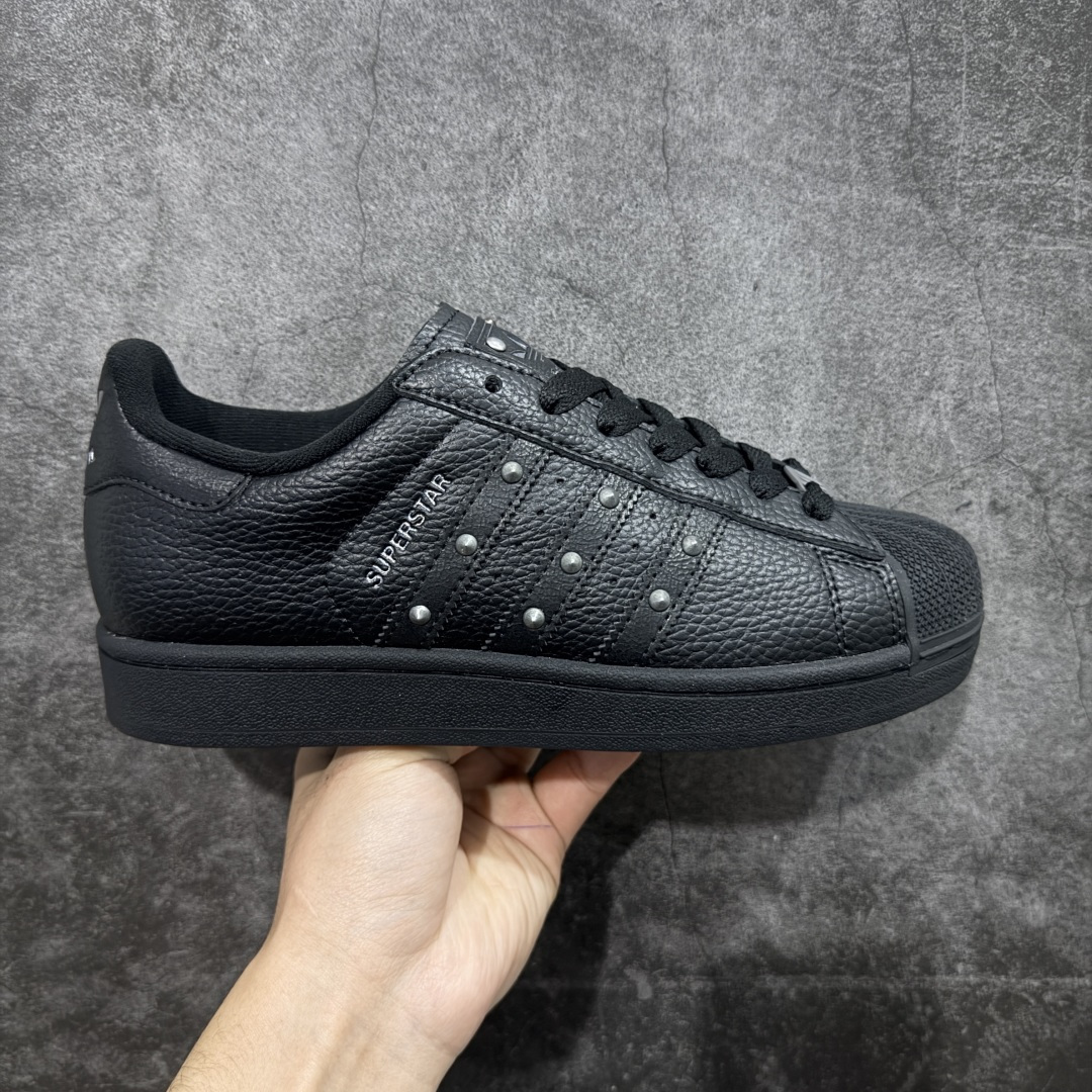 【公司级】Adidas Original Superstar 2 黑色铆钉柏林联名阿迪达斯 低帮 全黑 男女同款 贝壳头2代防滑耐磨轻便低邦板鞋 整体酷炫时尚，鞋身整体以黑色皮革打造，搭配经典黑色贝壳头，鞋身两侧经典锯齿三条杠Logo采用黑色铆钉点缀，侧身Superstar字样，鞋舌也采用金属点缀，瞬间提升鞋子的时尚程度，后跟装饰片辅以黑色皮革制作并带有灰色三叶草Logo及berlin字样，外加金属的鞋带饰品，最后以黑色中底搭配黑色橡胶外底完善整体设计收尾。 货号：JQ3225 尺码：35¹/₃ 36 36²/₃ 37¹/₃ 38 38²/₃ 39¹/₃ 40 40²/₃ 41¹/₃ 42 42²/₃ 43¹/₃ 44 44²/₃ 45¹/₃ 编码：X1B210220-选品中心