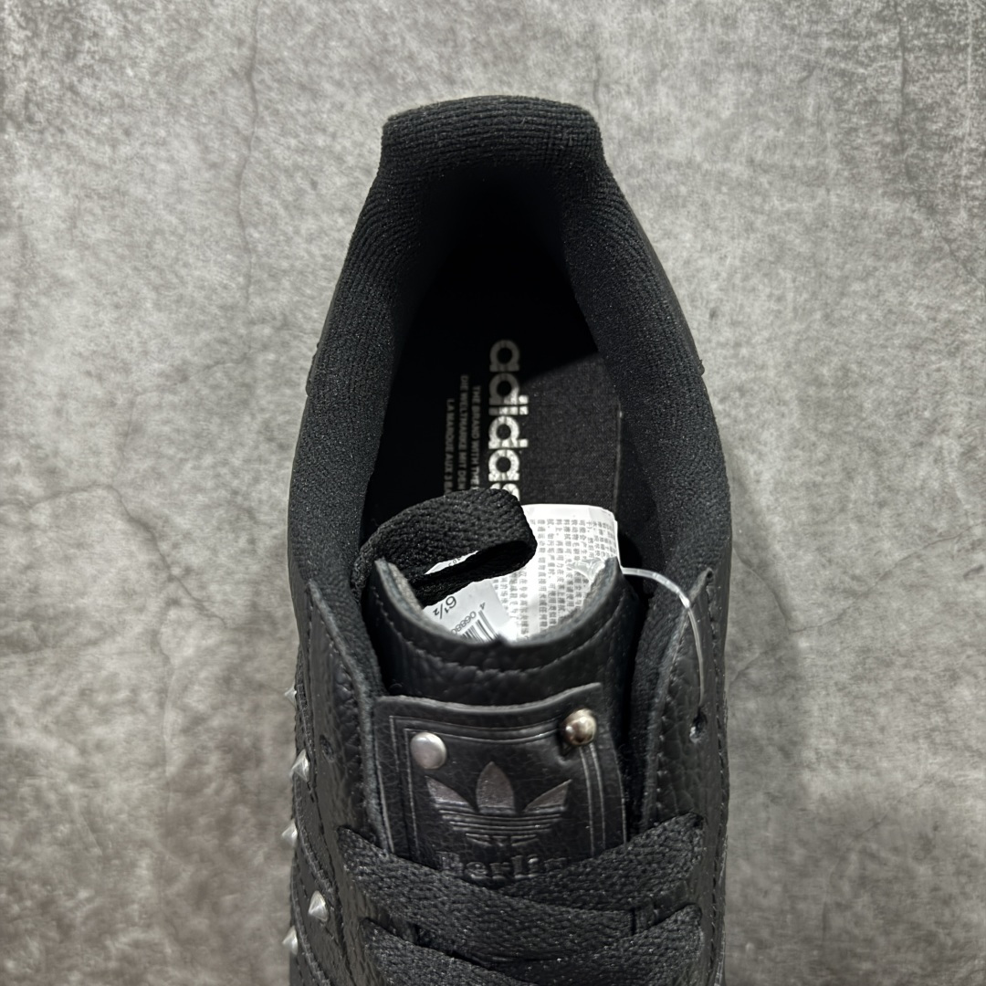 图片[8]-【公司级】Adidas Original Superstar 2 黑色铆钉柏林联名阿迪达斯 低帮 全黑 男女同款 贝壳头2代防滑耐磨轻便低邦板鞋 整体酷炫时尚，鞋身整体以黑色皮革打造，搭配经典黑色贝壳头，鞋身两侧经典锯齿三条杠Logo采用黑色铆钉点缀，侧身Superstar字样，鞋舌也采用金属点缀，瞬间提升鞋子的时尚程度，后跟装饰片辅以黑色皮革制作并带有灰色三叶草Logo及berlin字样，外加金属的鞋带饰品，最后以黑色中底搭配黑色橡胶外底完善整体设计收尾。 货号：JQ3225 尺码：35¹/₃ 36 36²/₃ 37¹/₃ 38 38²/₃ 39¹/₃ 40 40²/₃ 41¹/₃ 42 42²/₃ 43¹/₃ 44 44²/₃ 45¹/₃ 编码：X1B210220-选品中心