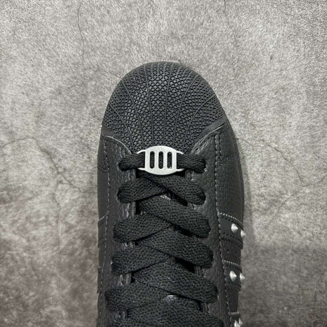 图片[5]-【公司级】Adidas Original Superstar 2 黑色铆钉柏林联名阿迪达斯 低帮 全黑 男女同款 贝壳头2代防滑耐磨轻便低邦板鞋 整体酷炫时尚，鞋身整体以黑色皮革打造，搭配经典黑色贝壳头，鞋身两侧经典锯齿三条杠Logo采用黑色铆钉点缀，侧身Superstar字样，鞋舌也采用金属点缀，瞬间提升鞋子的时尚程度，后跟装饰片辅以黑色皮革制作并带有灰色三叶草Logo及berlin字样，外加金属的鞋带饰品，最后以黑色中底搭配黑色橡胶外底完善整体设计收尾。 货号：JQ3225 尺码：35¹/₃ 36 36²/₃ 37¹/₃ 38 38²/₃ 39¹/₃ 40 40²/₃ 41¹/₃ 42 42²/₃ 43¹/₃ 44 44²/₃ 45¹/₃ 编码：X1B210220-选品中心
