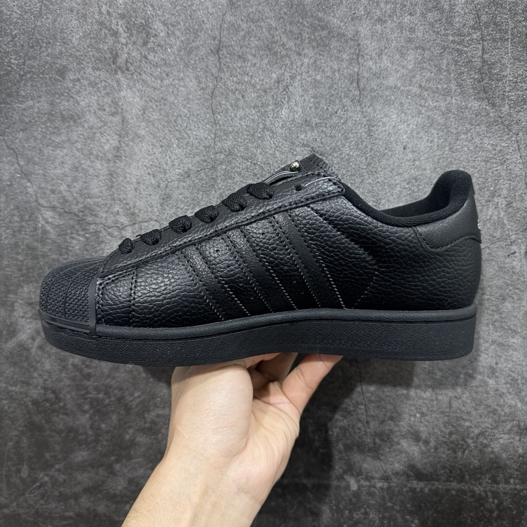 图片[2]-【公司级】Adidas Original Superstar 2 黑色铆钉柏林联名阿迪达斯 低帮 全黑 男女同款 贝壳头2代防滑耐磨轻便低邦板鞋 整体酷炫时尚，鞋身整体以黑色皮革打造，搭配经典黑色贝壳头，鞋身两侧经典锯齿三条杠Logo采用黑色铆钉点缀，侧身Superstar字样，鞋舌也采用金属点缀，瞬间提升鞋子的时尚程度，后跟装饰片辅以黑色皮革制作并带有灰色三叶草Logo及berlin字样，外加金属的鞋带饰品，最后以黑色中底搭配黑色橡胶外底完善整体设计收尾。 货号：JQ3225 尺码：35¹/₃ 36 36²/₃ 37¹/₃ 38 38²/₃ 39¹/₃ 40 40²/₃ 41¹/₃ 42 42²/₃ 43¹/₃ 44 44²/₃ 45¹/₃ 编码：X1B210220-选品中心
