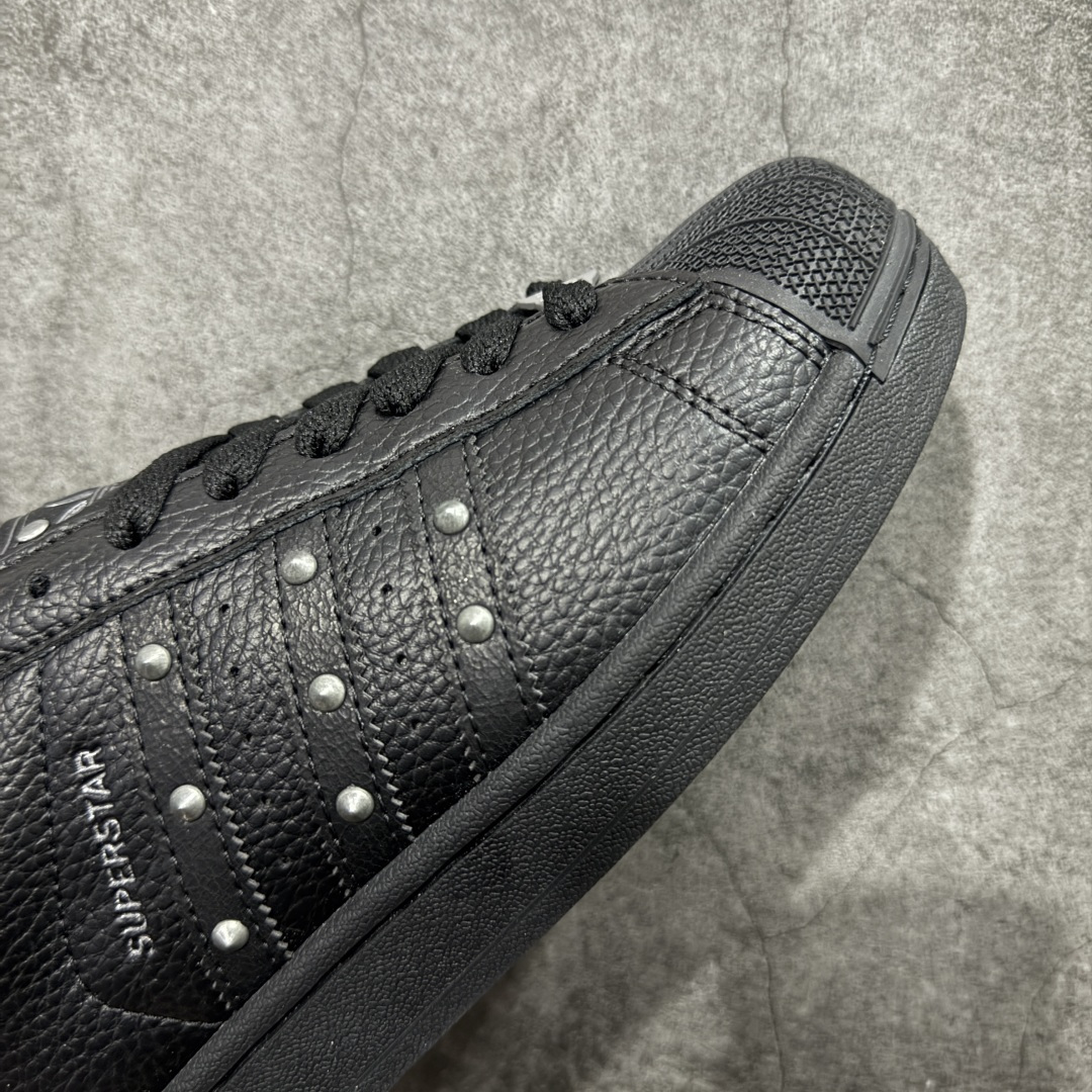 图片[6]-【公司级】Adidas Original Superstar 2 黑色铆钉柏林联名阿迪达斯 低帮 全黑 男女同款 贝壳头2代防滑耐磨轻便低邦板鞋 整体酷炫时尚，鞋身整体以黑色皮革打造，搭配经典黑色贝壳头，鞋身两侧经典锯齿三条杠Logo采用黑色铆钉点缀，侧身Superstar字样，鞋舌也采用金属点缀，瞬间提升鞋子的时尚程度，后跟装饰片辅以黑色皮革制作并带有灰色三叶草Logo及berlin字样，外加金属的鞋带饰品，最后以黑色中底搭配黑色橡胶外底完善整体设计收尾。 货号：JQ3225 尺码：35¹/₃ 36 36²/₃ 37¹/₃ 38 38²/₃ 39¹/₃ 40 40²/₃ 41¹/₃ 42 42²/₃ 43¹/₃ 44 44²/₃ 45¹/₃ 编码：X1B210220-选品中心